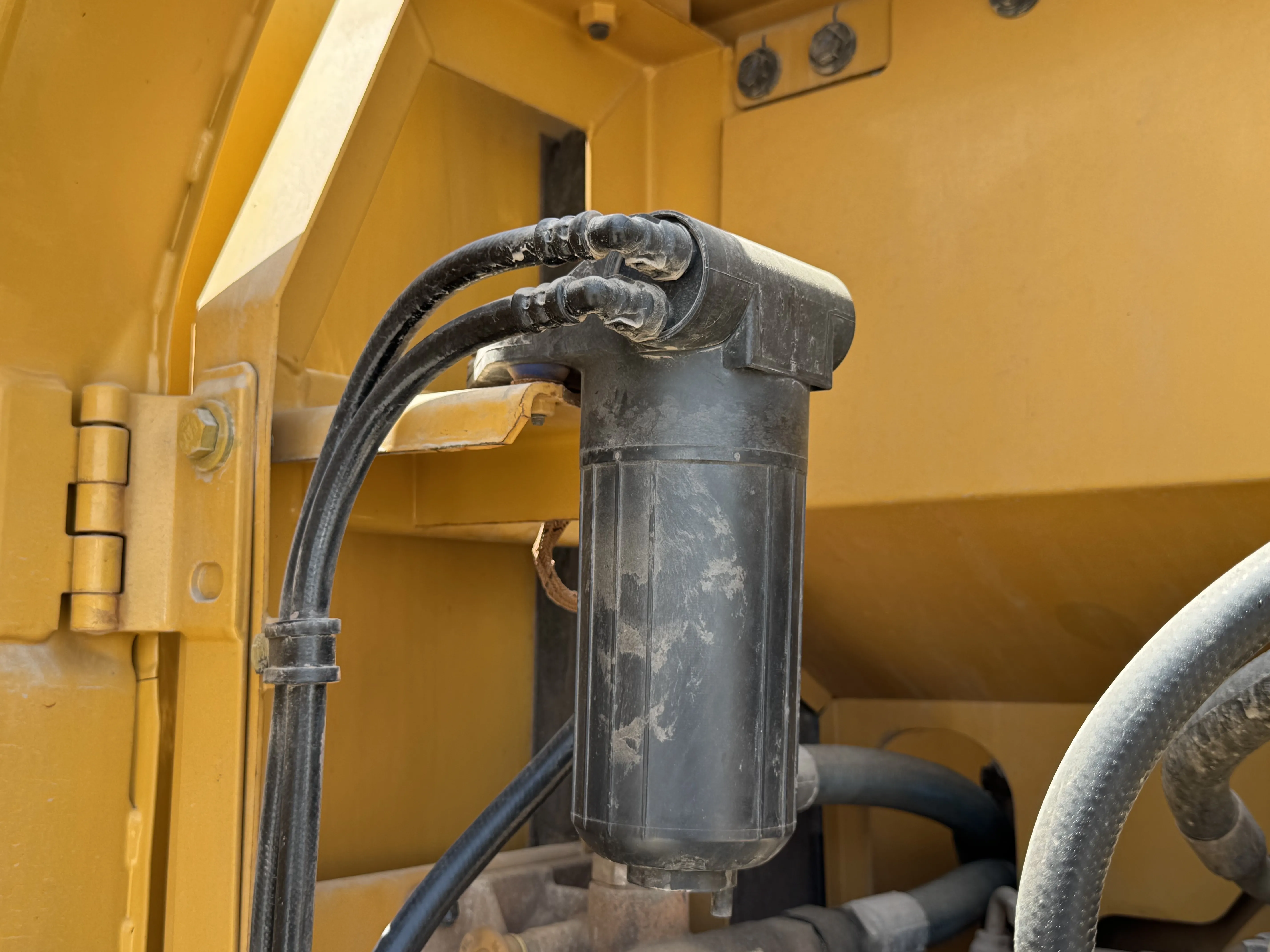 MDX-001-Cat-323D3-medium-excavator-inspection-engine-fuel-leaks-1