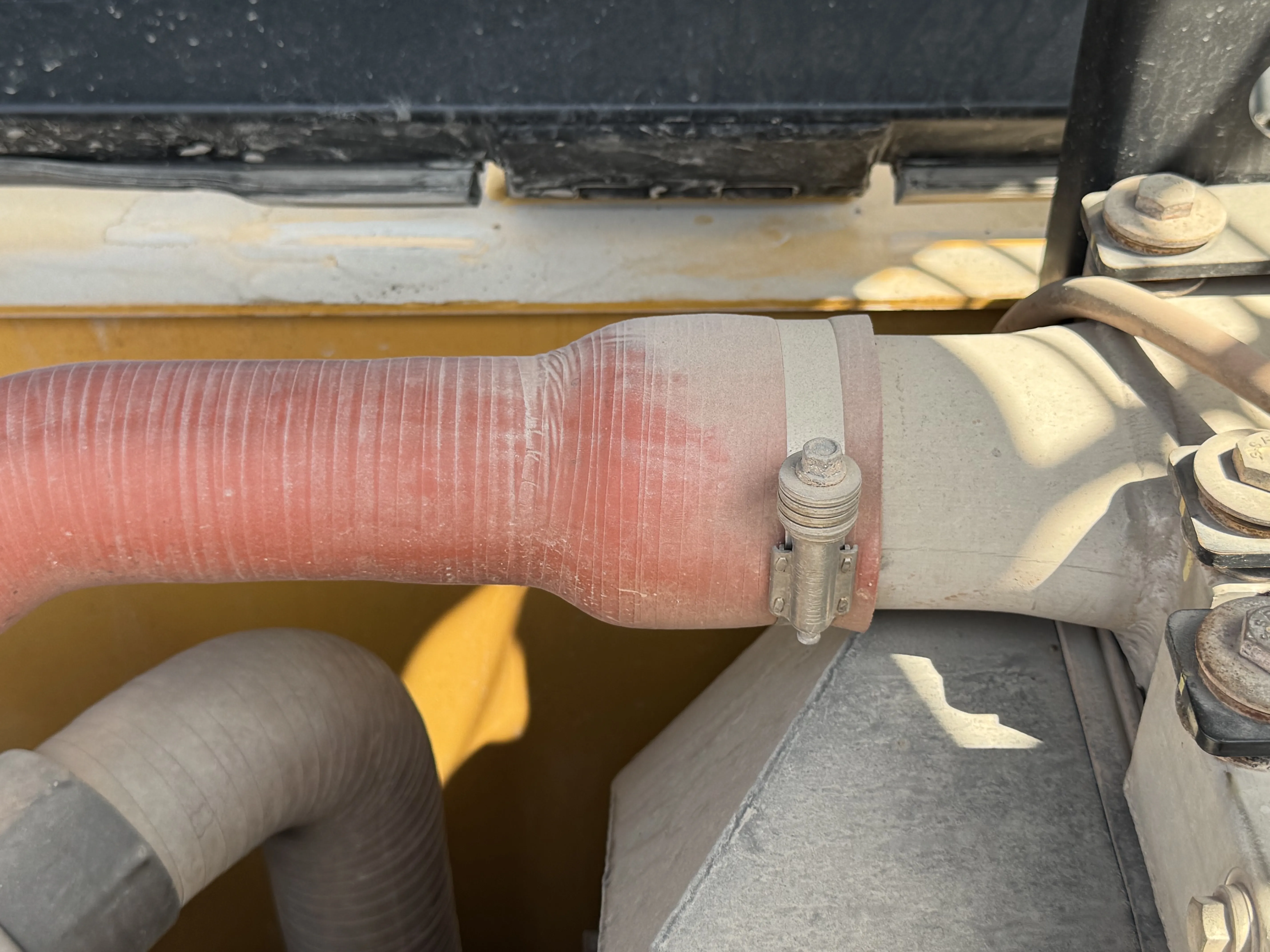 MDX-001-Cat-323D3-medium-excavator-inspection-engine-hoses-5