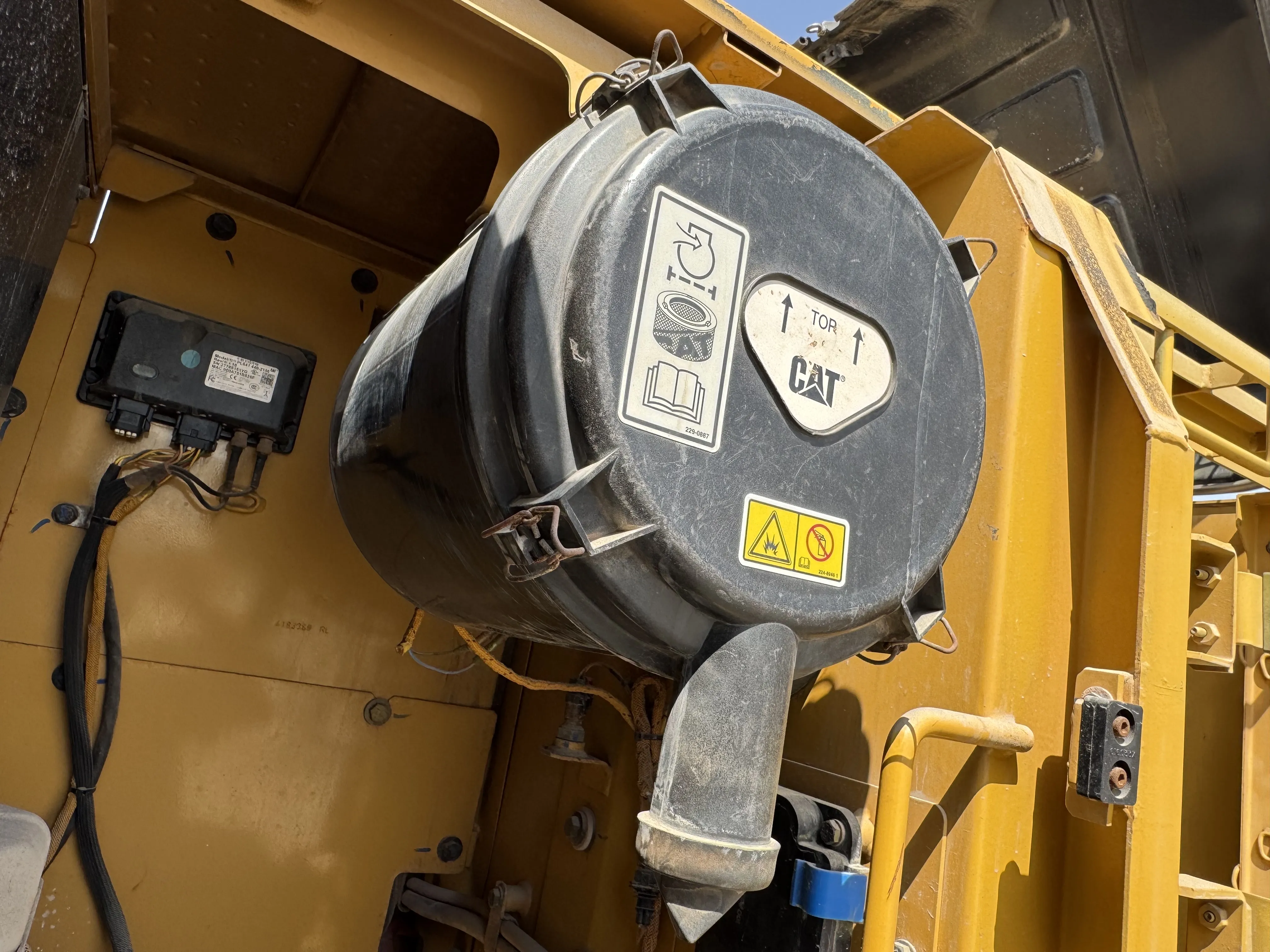 MDX-001-Cat-323D3-medium-excavator-inspection-engine-air-intake-system-2