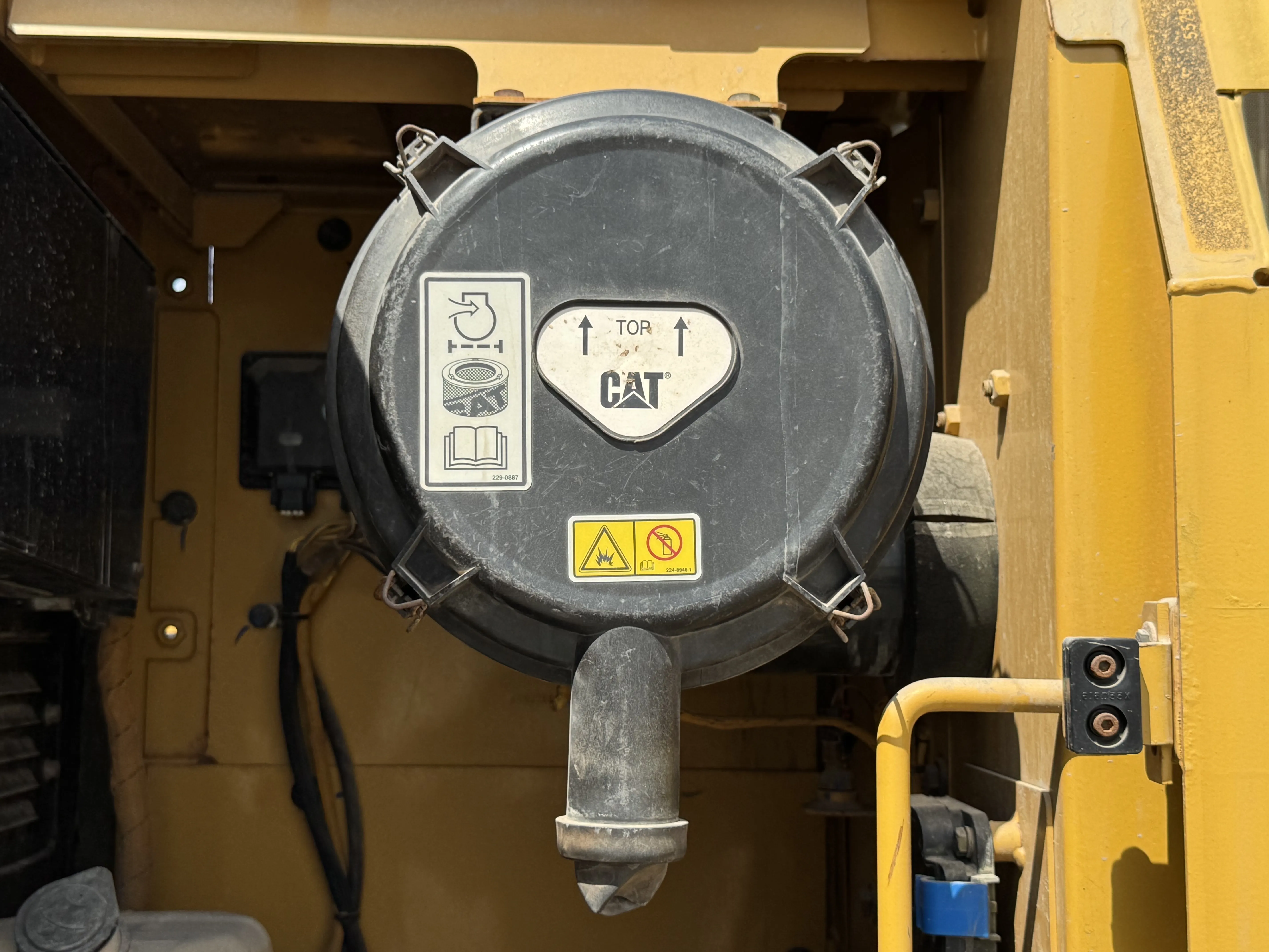 MDX-001-Cat-323D3-medium-excavator-inspection-engine-air-intake-system-4