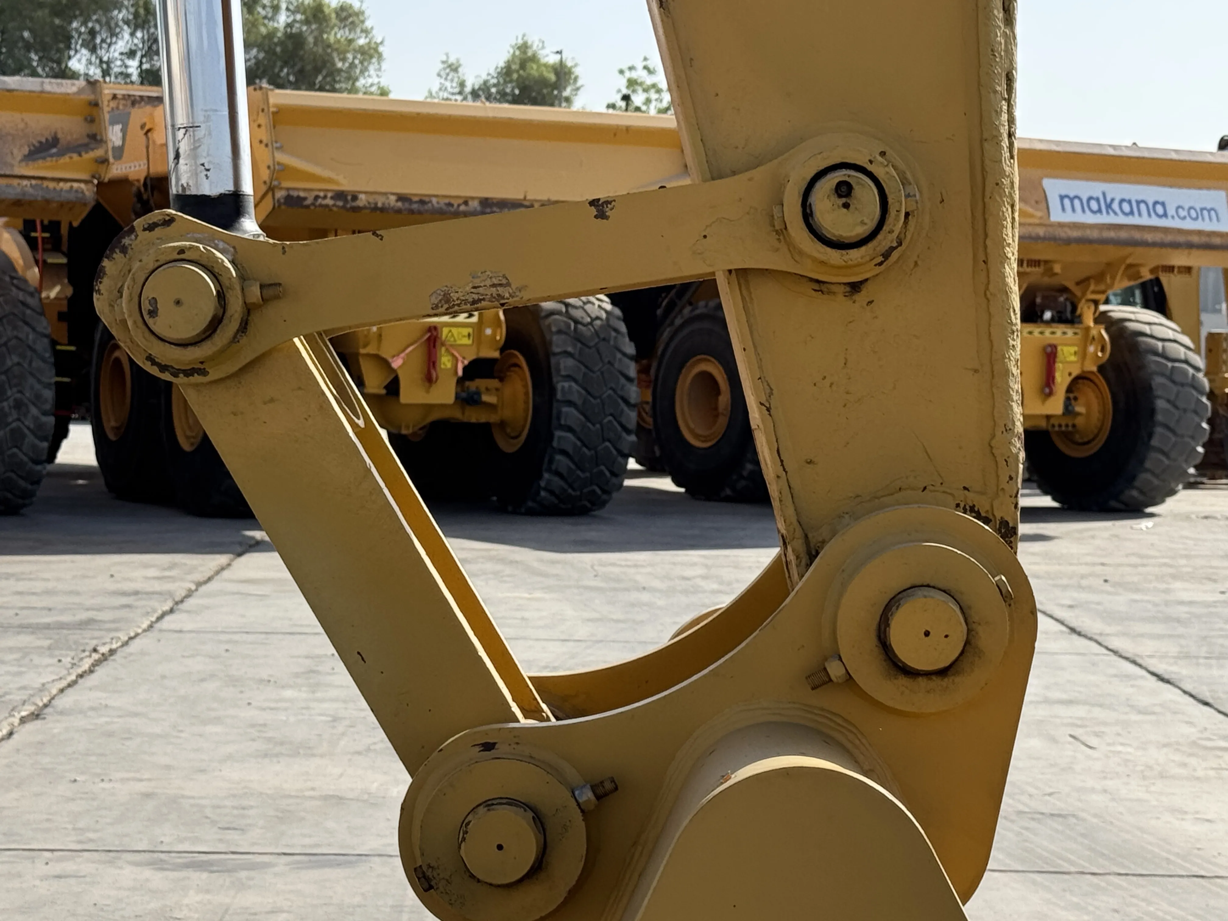 MDX-001-Cat-323D3-medium-excavator-inspection-chassis-dog-bone-arms-1