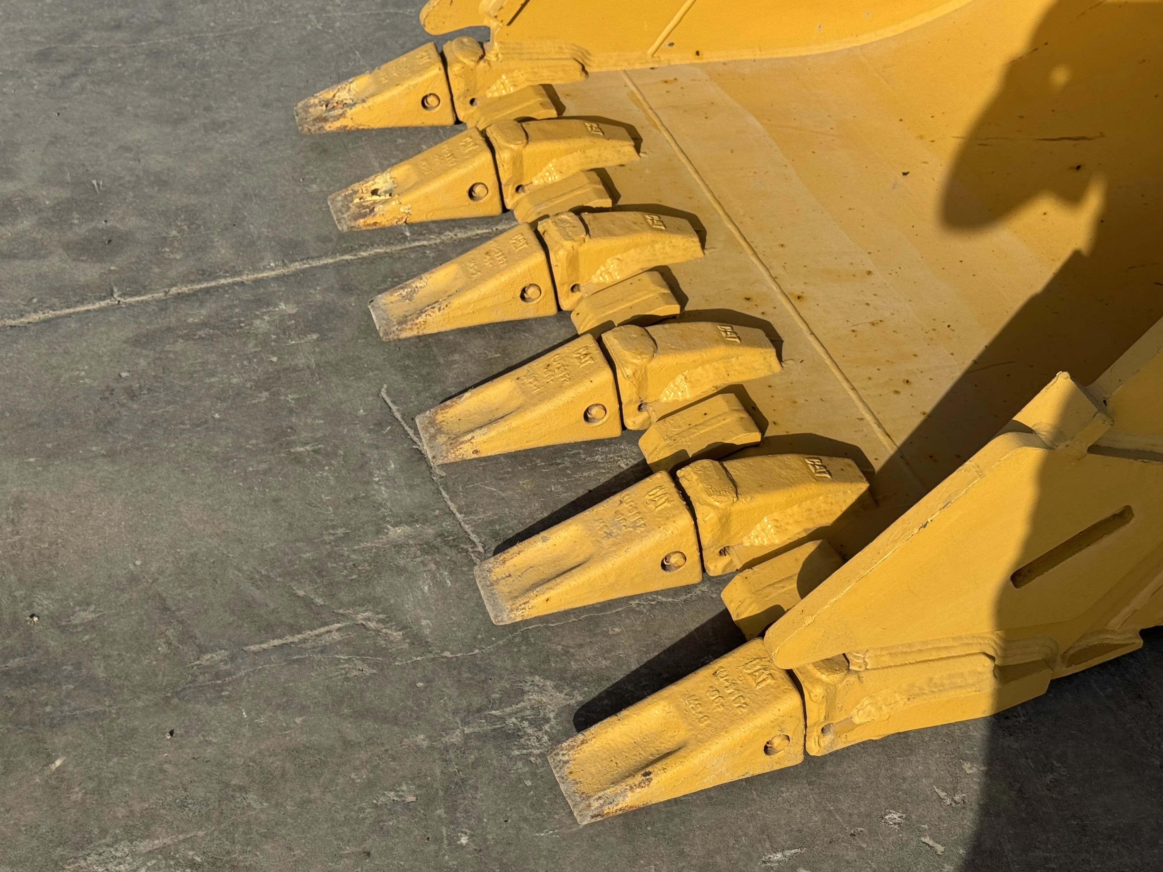 MDX-001-Cat-323D3-medium-excavator-inspection-attachment-excavator-bucket-teeth-1