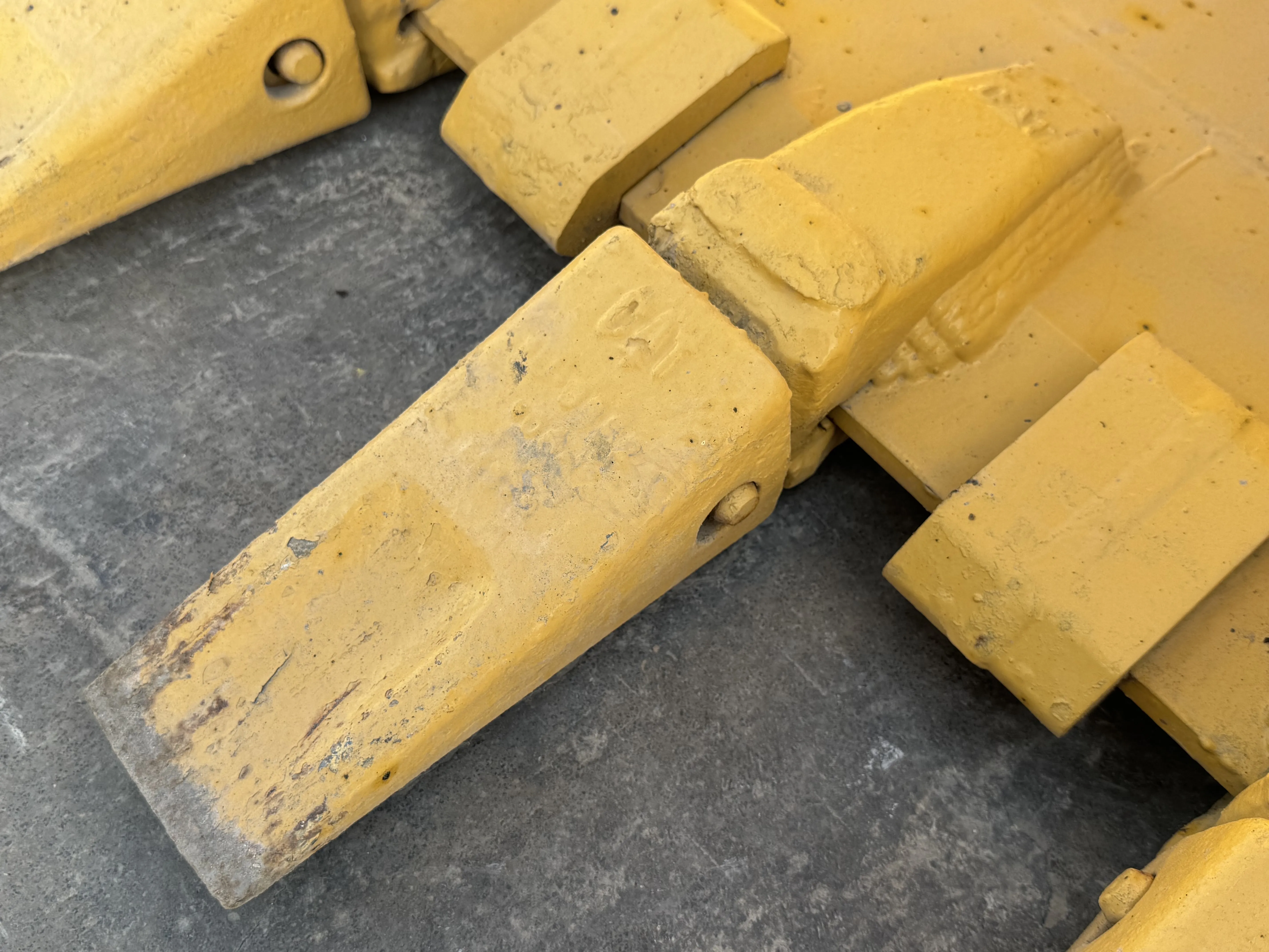 MDX-001-Cat-323D3-medium-excavator-inspection-attachment-excavator-bucket-teeth-2