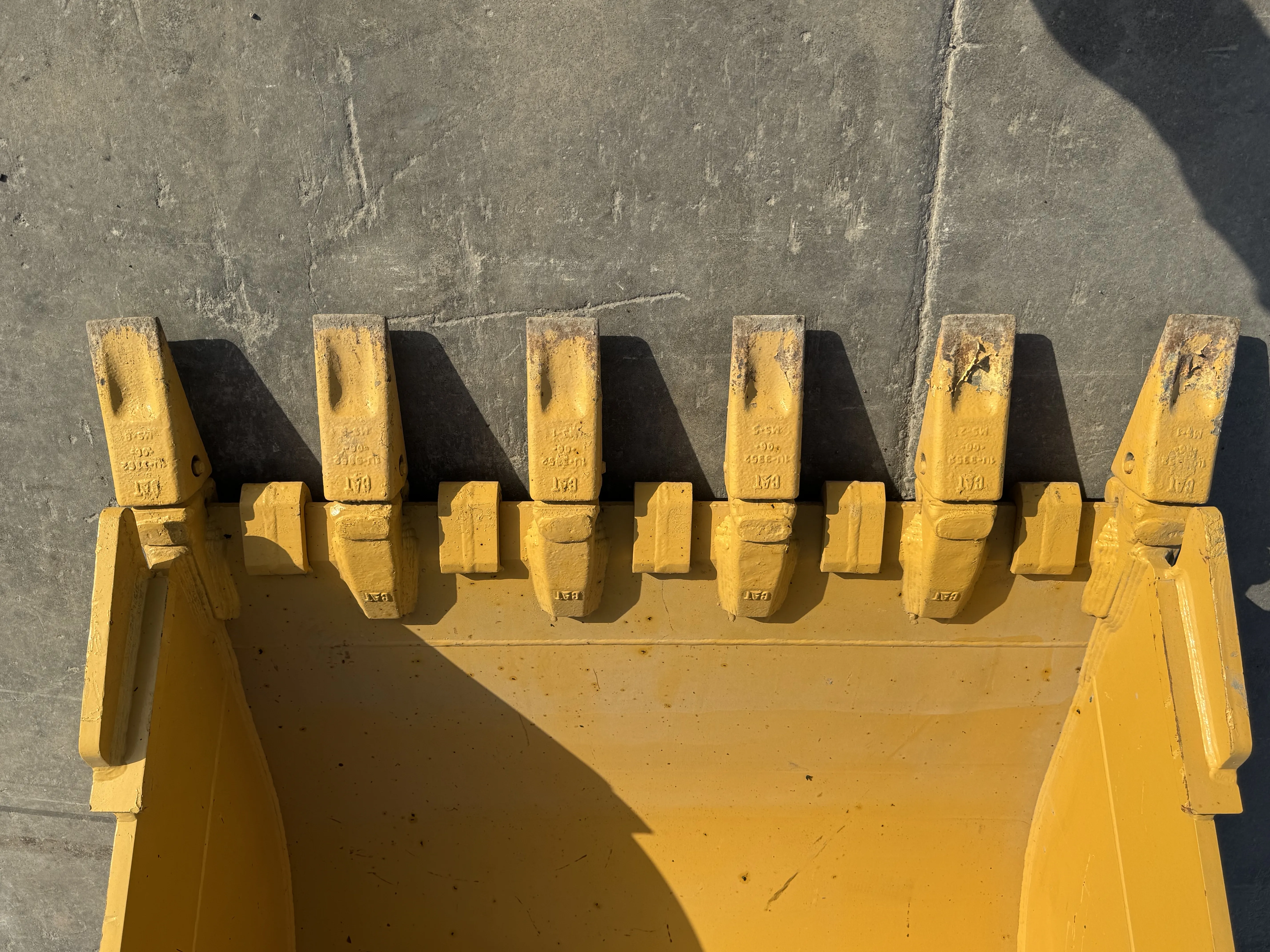MDX-001-Cat-323D3-medium-excavator-inspection-attachment-excavator-bucket-teeth-3