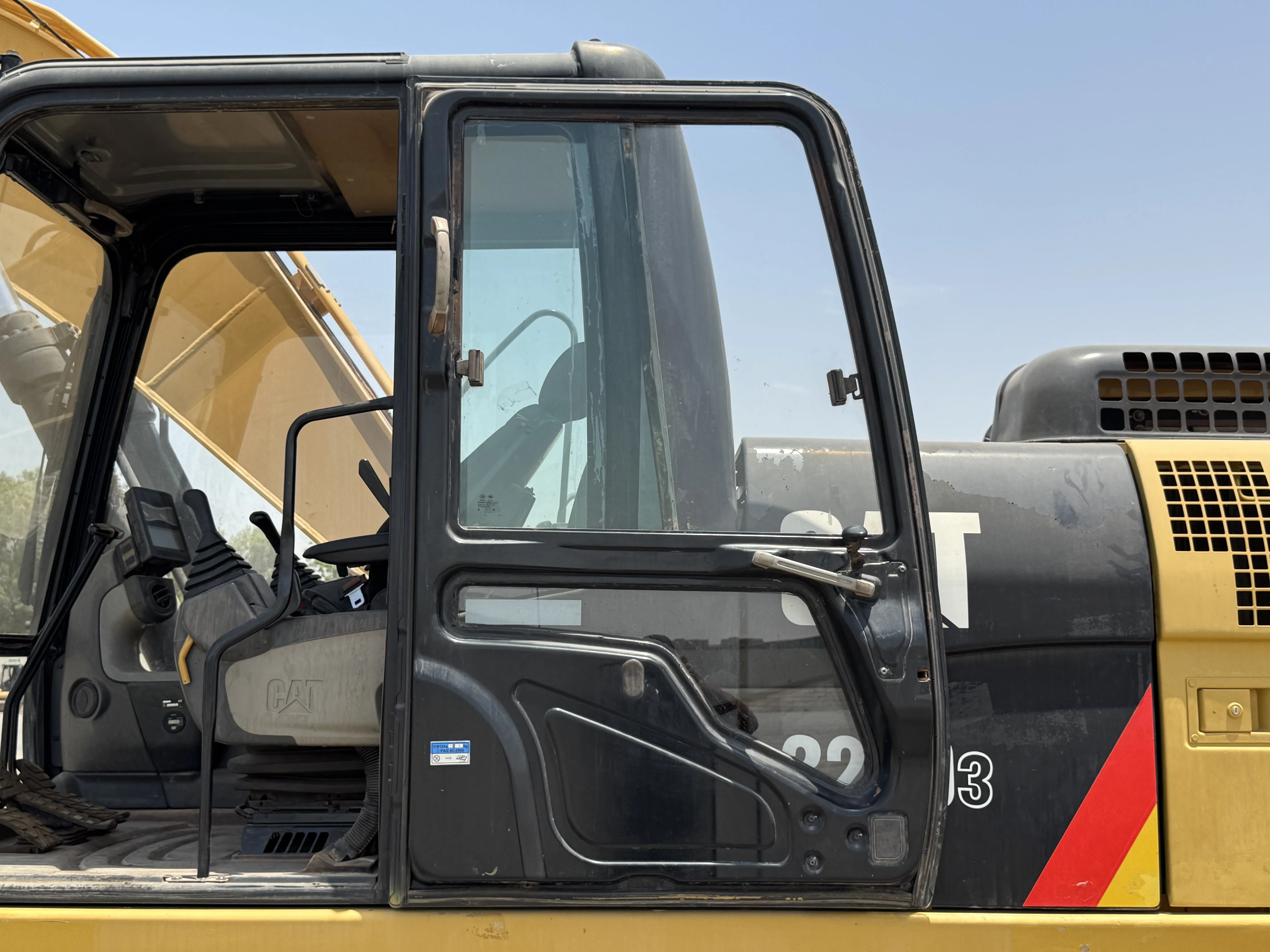 MDX-001-Cat-323D3-medium-excavator-inspection-structure-doors-3