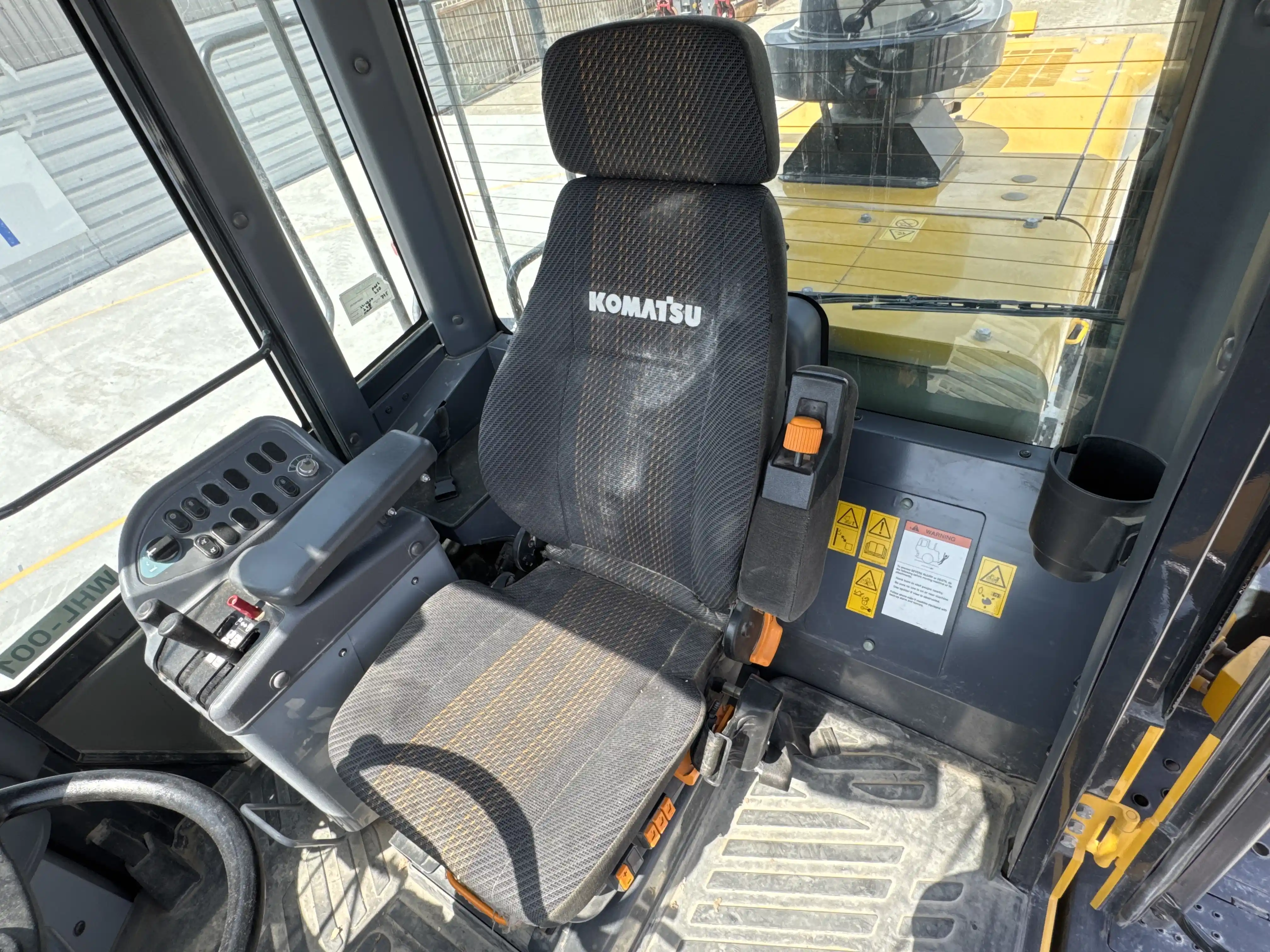 WHL-002-Komatsu-WA470-6R-wheel-loader-interior-images-operator-seat