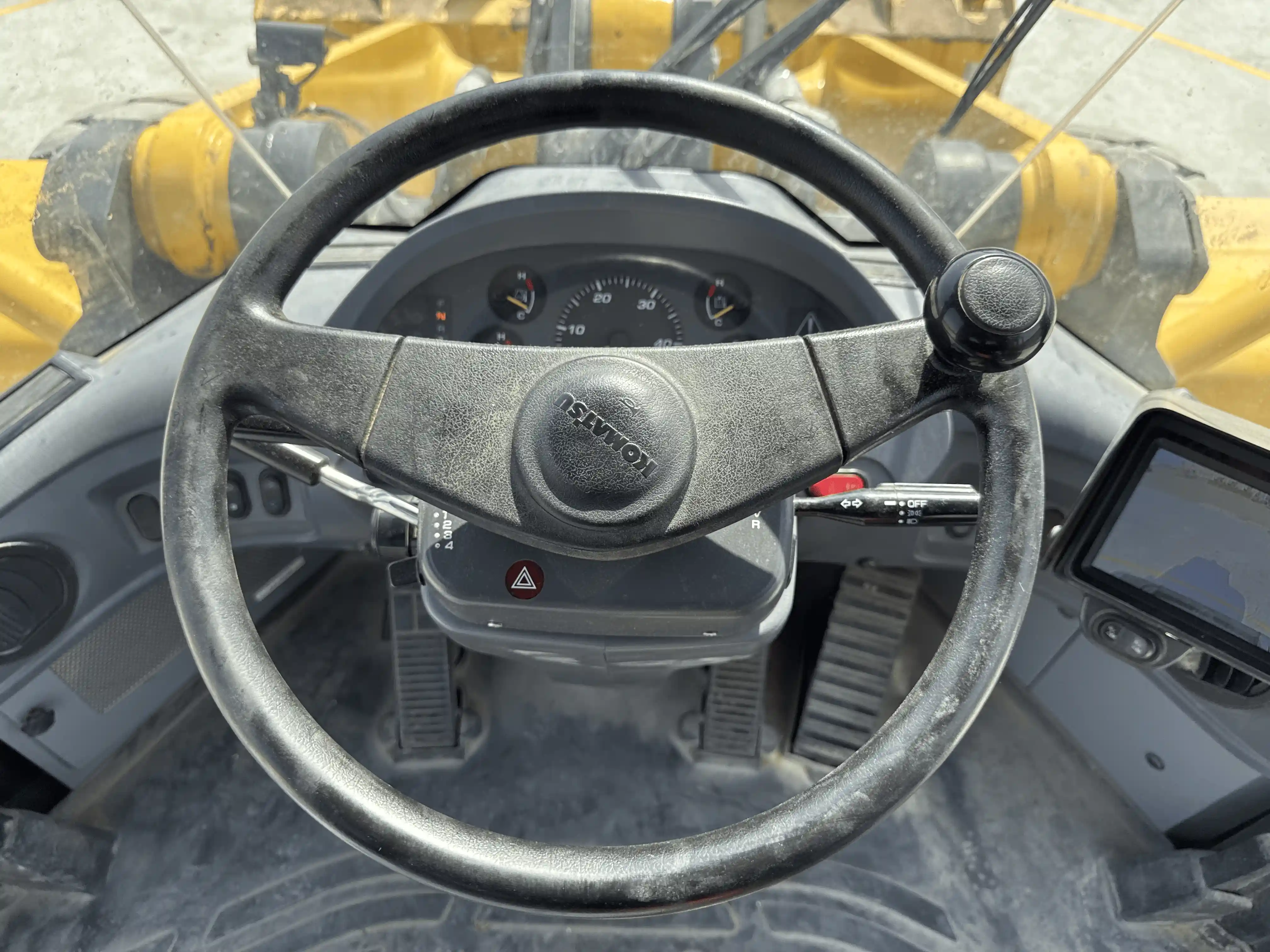 WHL-002-Komatsu-WA470-6R-wheel-loader-interior-images-steering-wheel