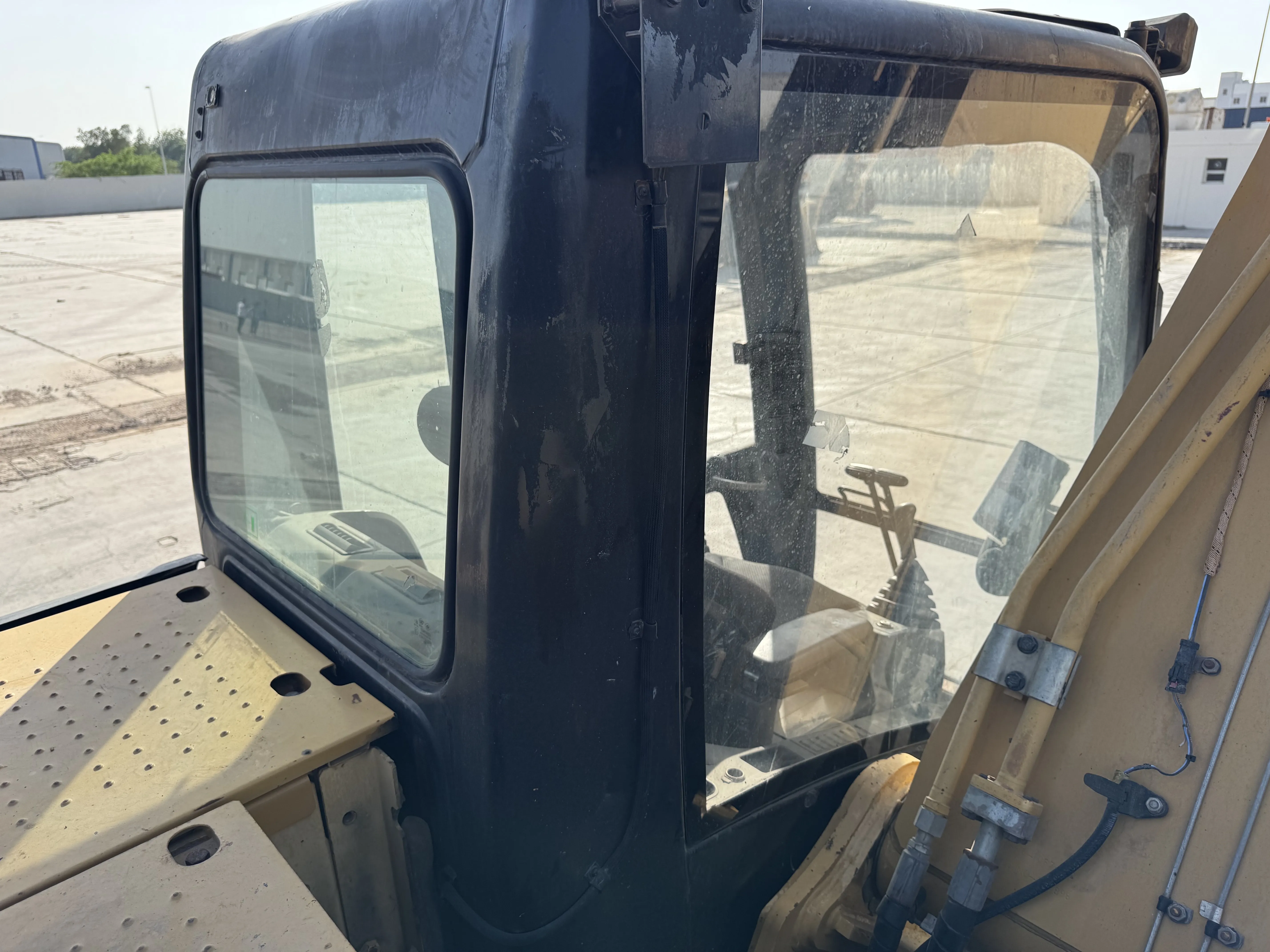 MDX-001-Cat-323D3-medium-excavator-inspection-safety-glass-1