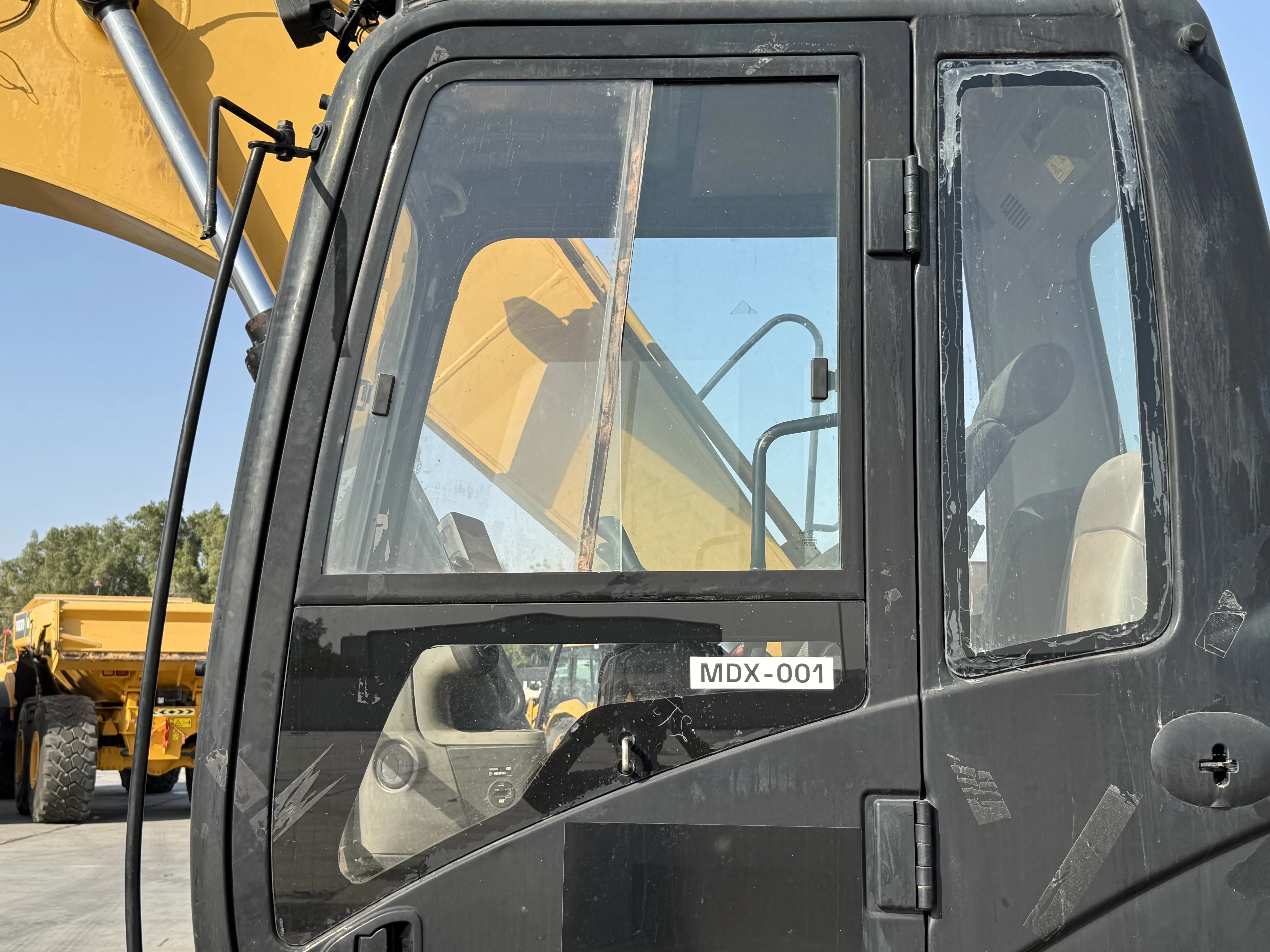 MDX-001-Cat-323D3-medium-excavator-inspection-safety-glass-2