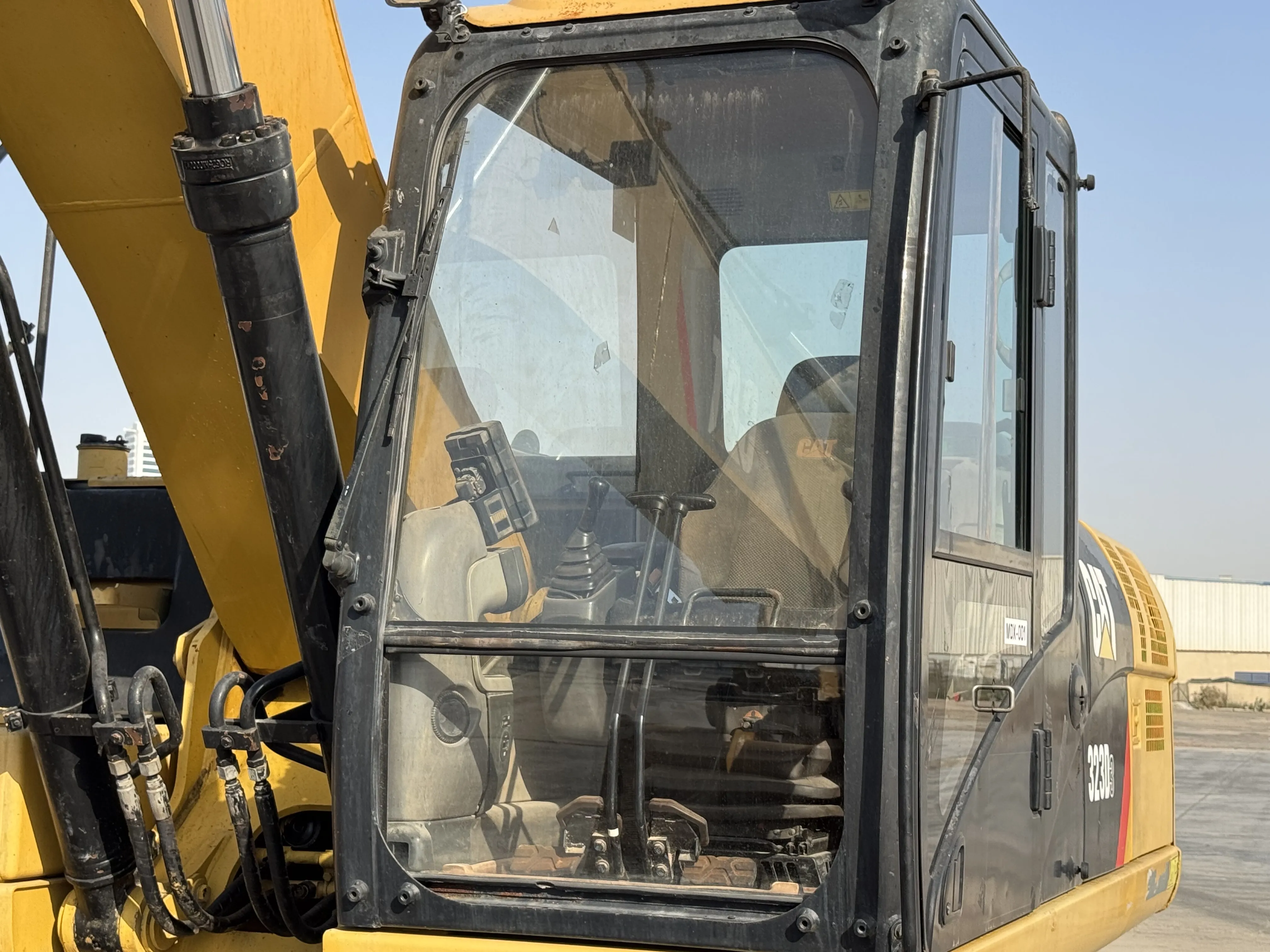 MDX-001-Cat-323D3-medium-excavator-inspection-safety-glass-3