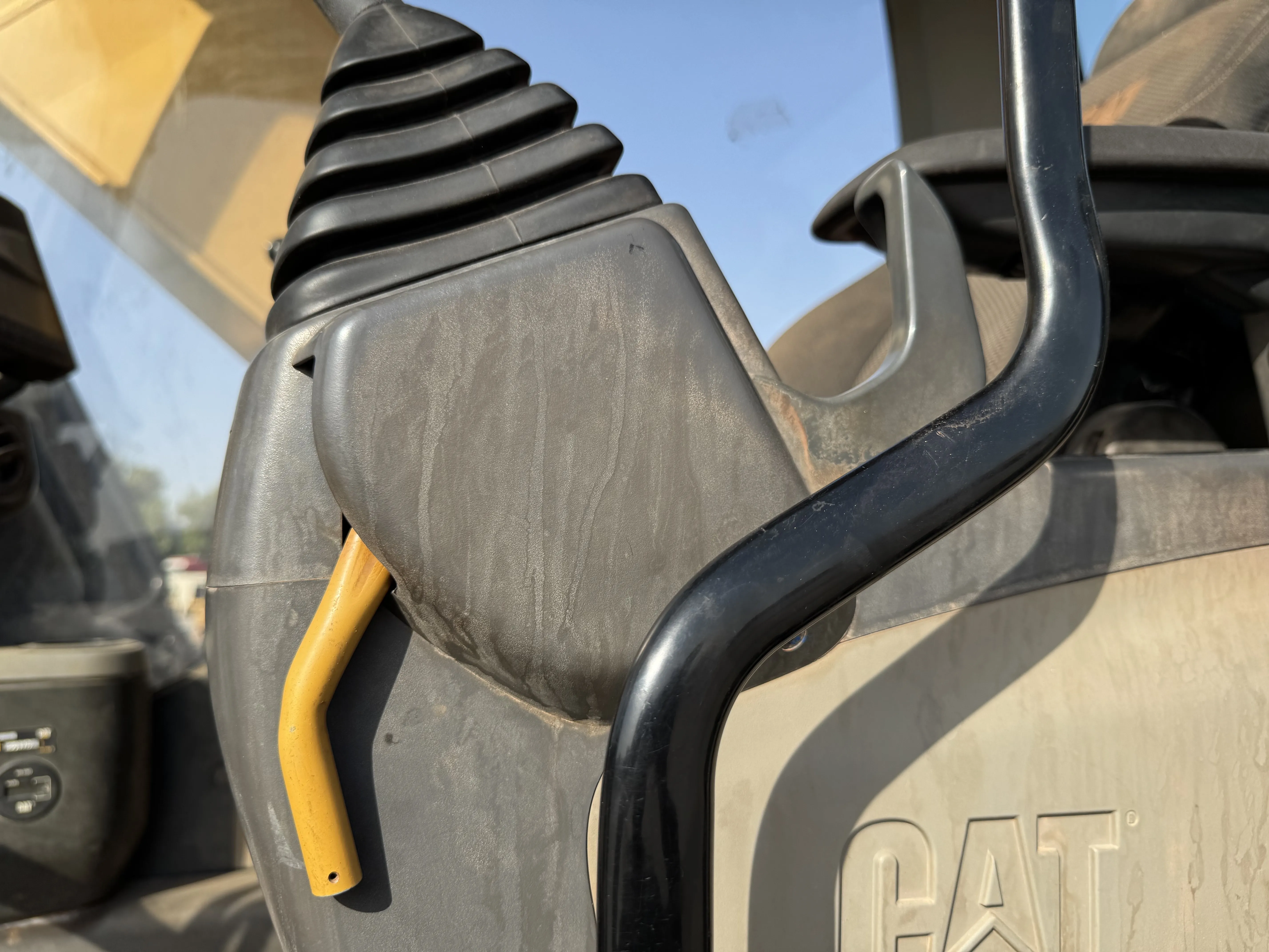 MDX-001-Cat-323D3-medium-excavator-inspection-safety-hydraulic-safety-lock-1