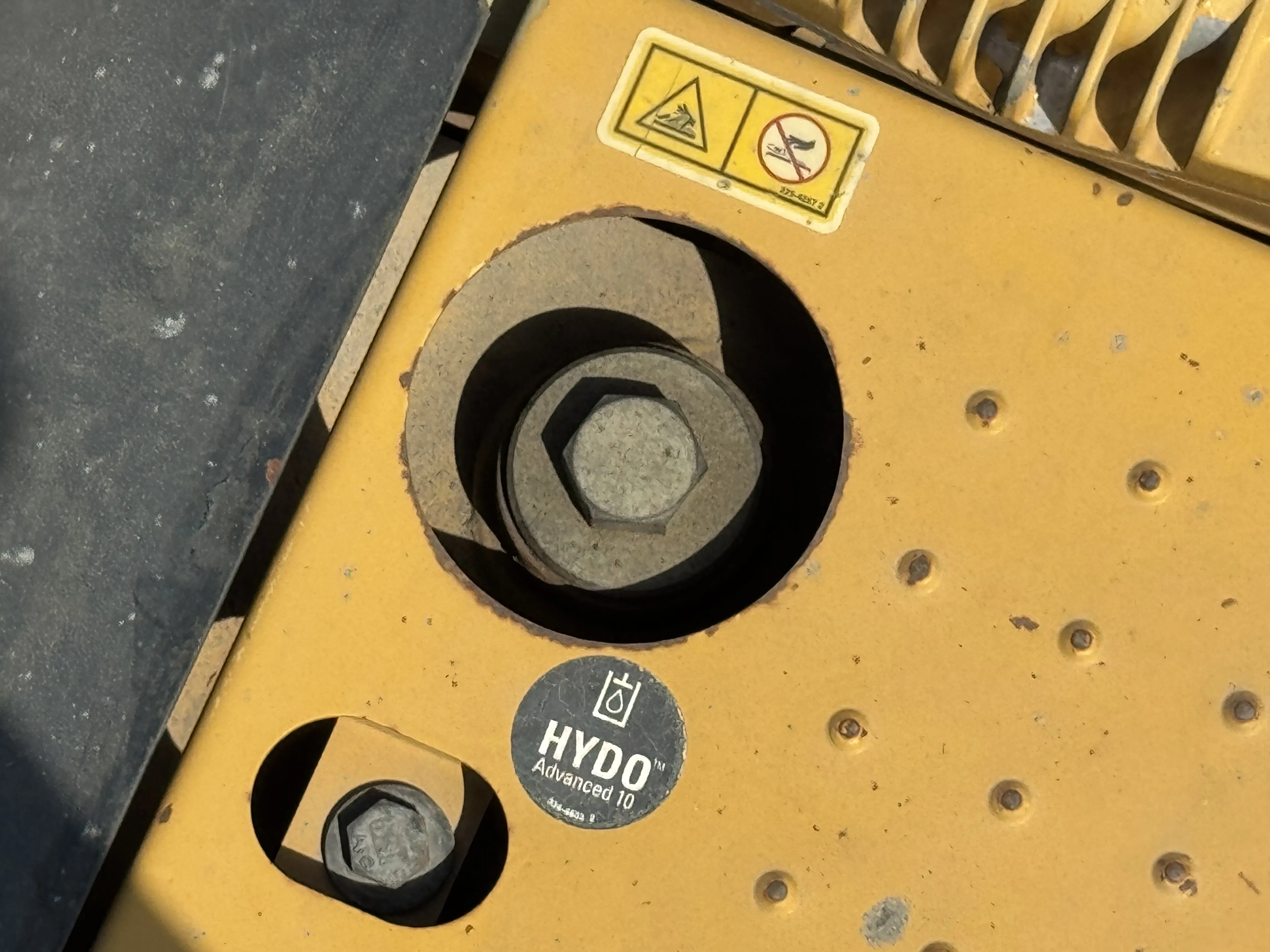 MDX-001-Cat-323D3-medium-excavator-inspection-hydraulics-hydraulic-tank-1