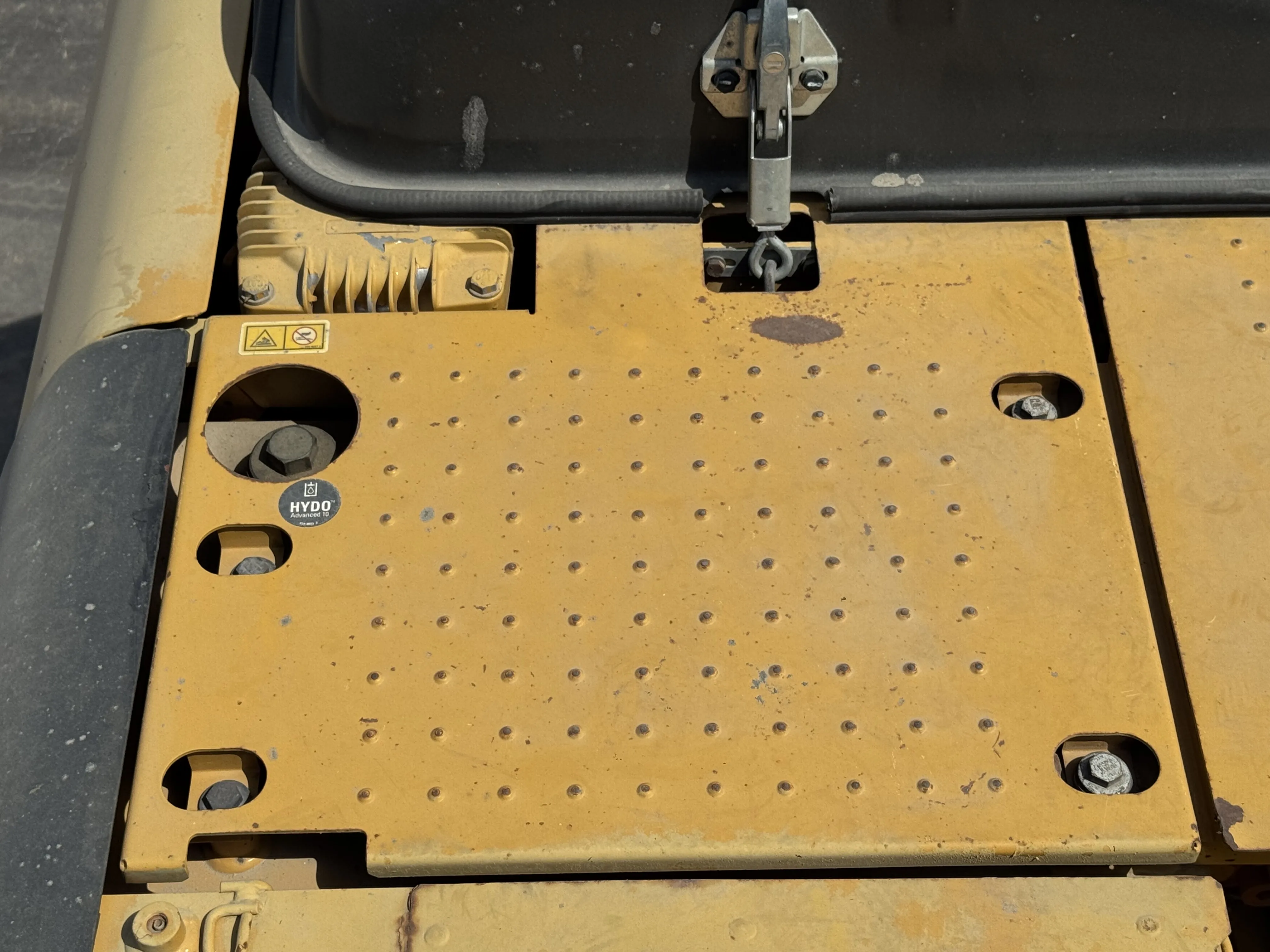 MDX-001-Cat-323D3-medium-excavator-inspection-hydraulics-hydraulic-tank-2