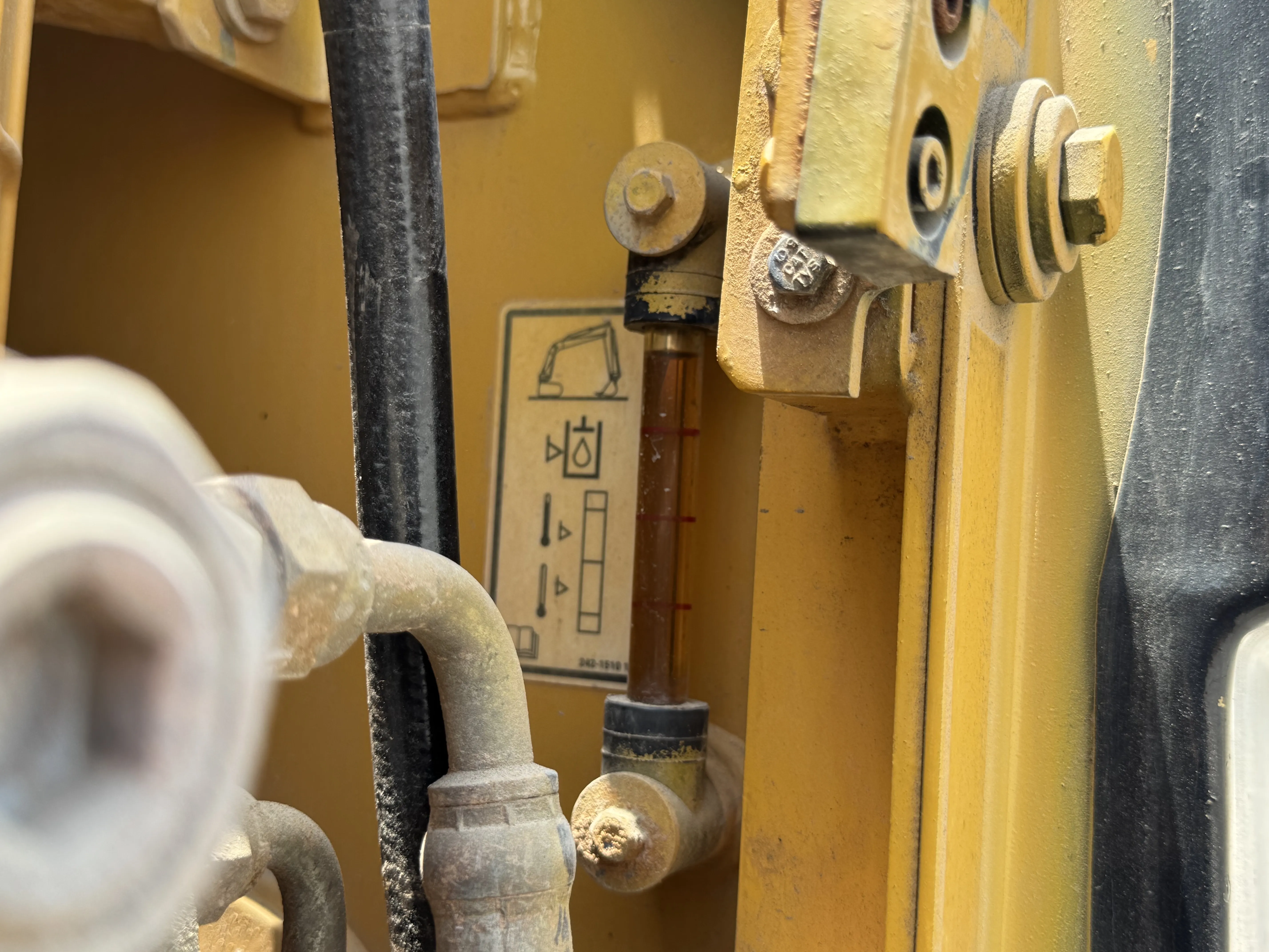 MDX-001-Cat-323D3-medium-excavator-inspection-hydraulics-hydraulic-tank-3