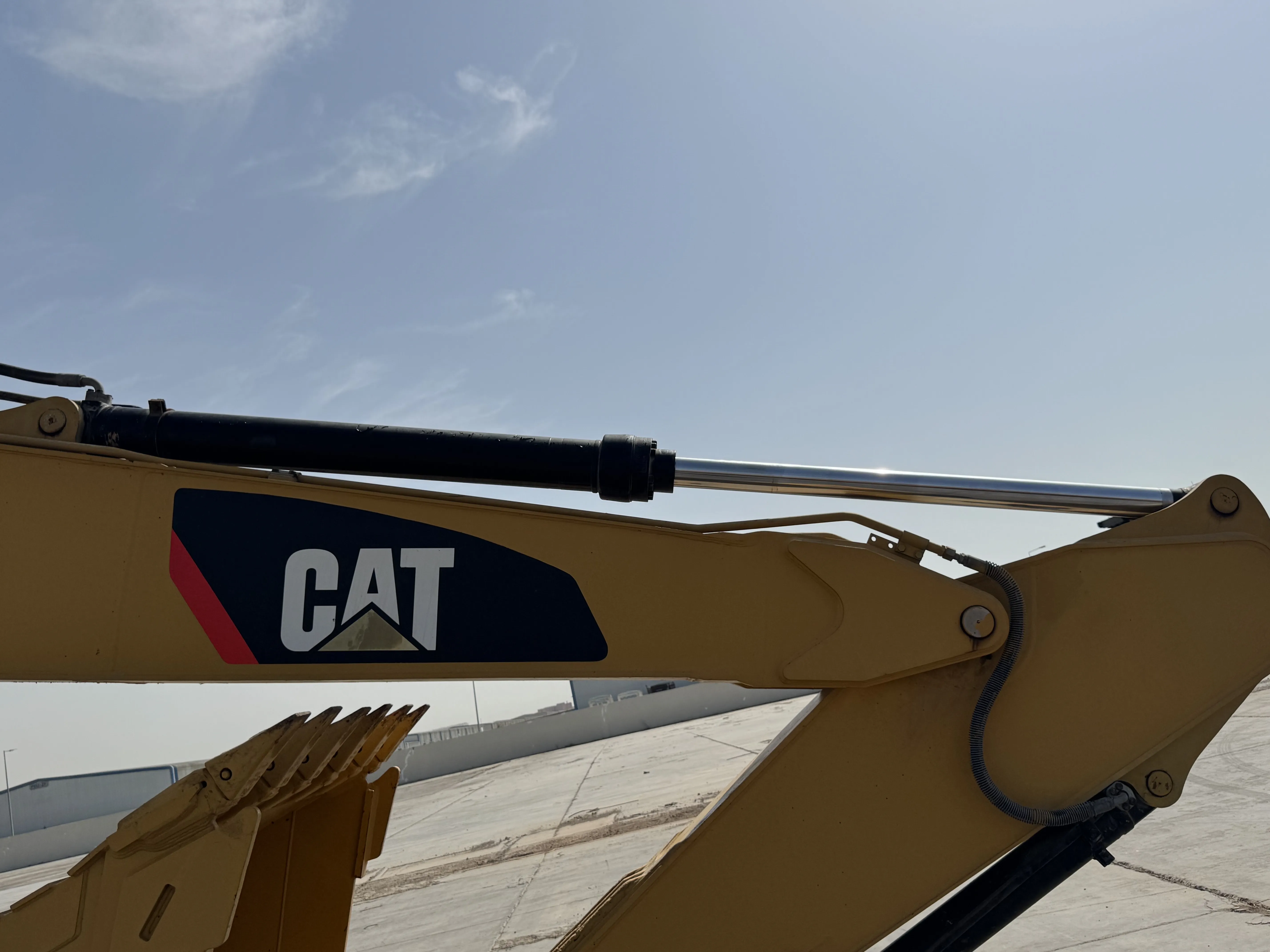 MDX-001-Cat-323D3-medium-excavator-inspection-hydraulics-stick-cylinder-2