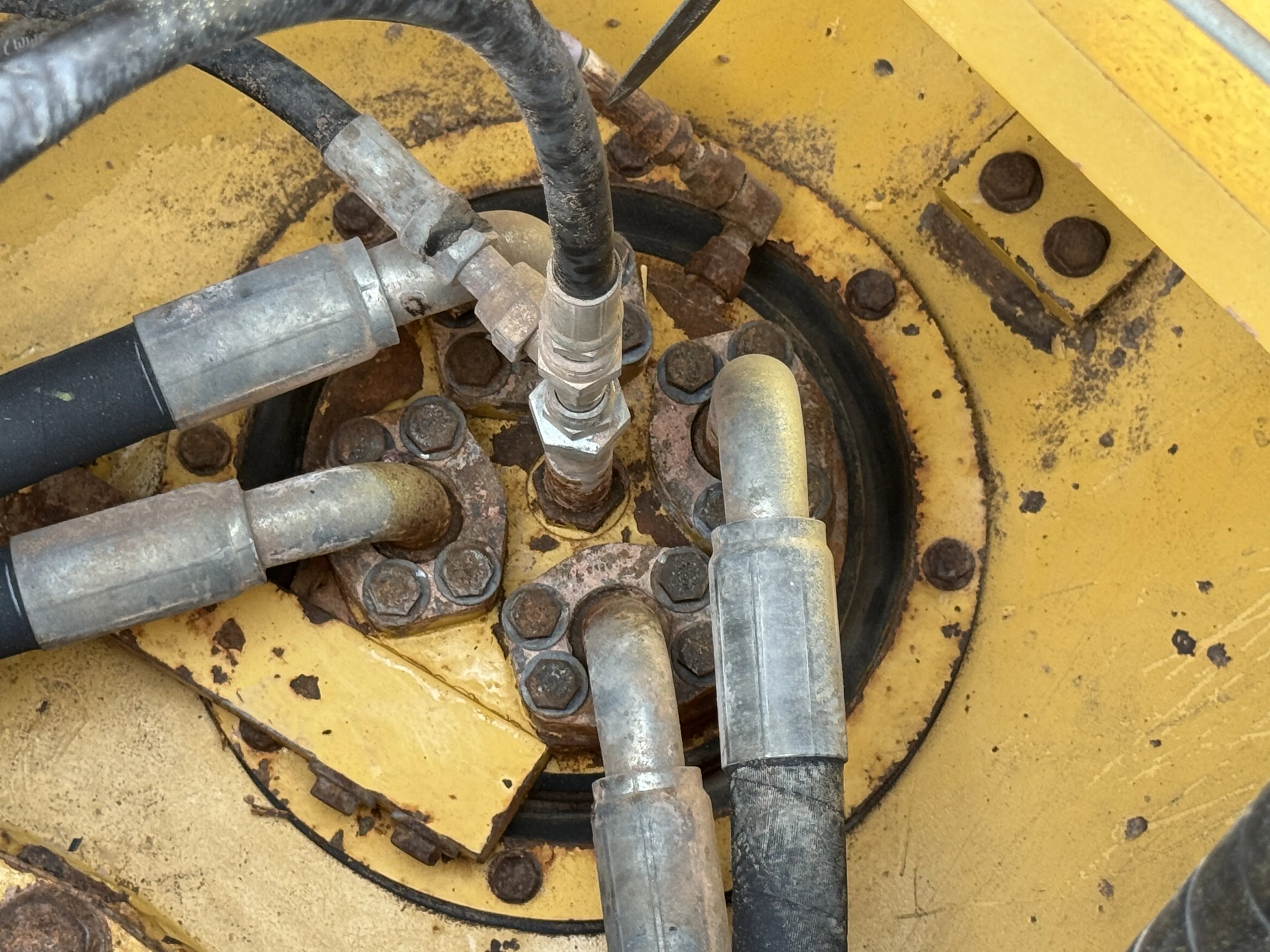 MDX-001-Cat-323D3-medium-excavator-inspection-hydraulics-center-swivel-joint-1