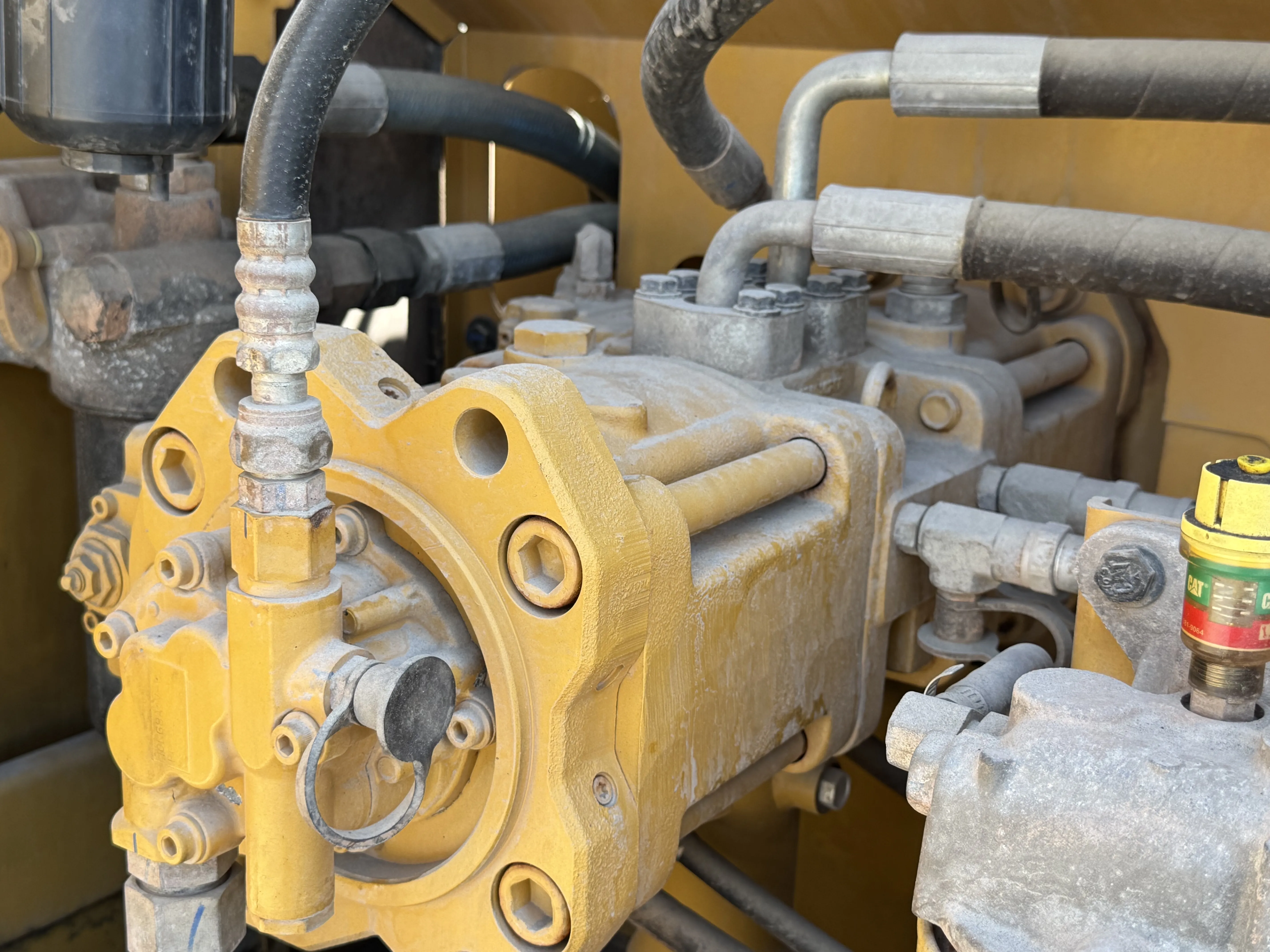 MDX-001-Cat-323D3-medium-excavator-inspection-hydraulics-hydraulic-pump-2
