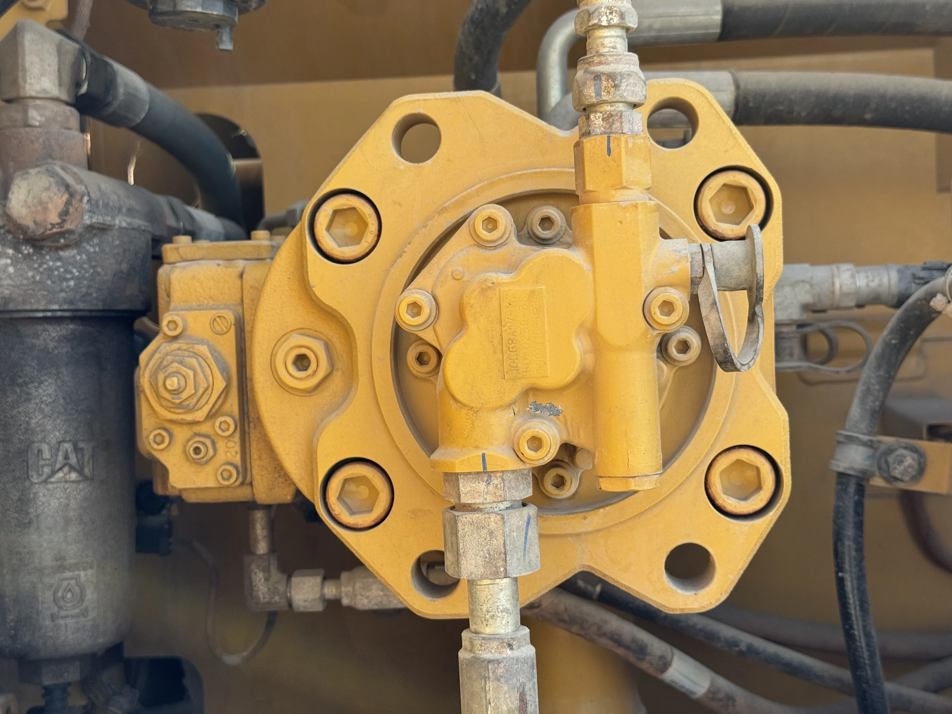 MDX-001-Cat-323D3-medium-excavator-inspection-hydraulics-hydraulic-pump-3