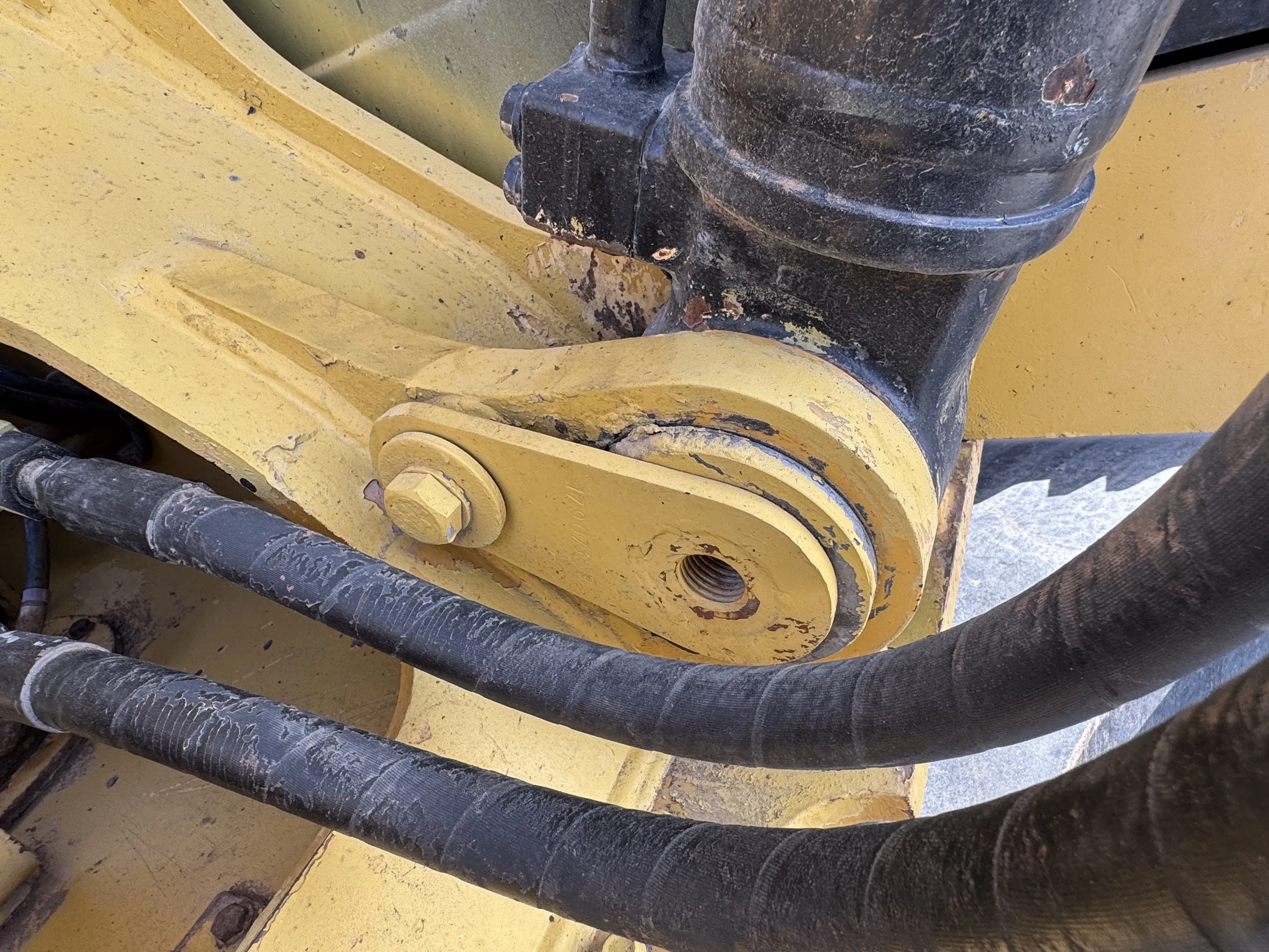 MDX-001-Cat-323D3-medium-excavator-inspection-hydraulics-hydraulic-pins-locks-2