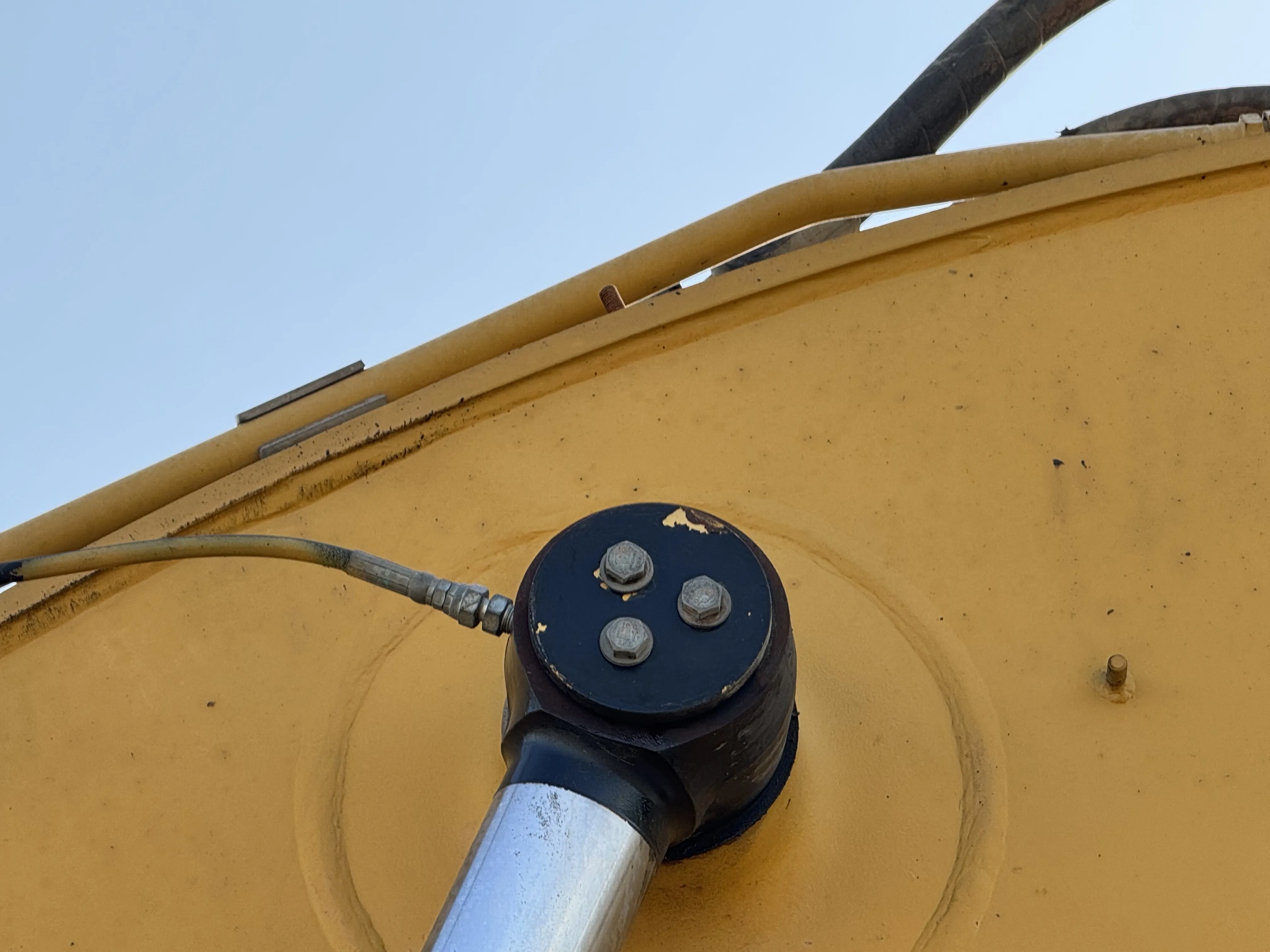 MDX-001-Cat-323D3-medium-excavator-inspection-hydraulics-hydraulic-pins-locks-3