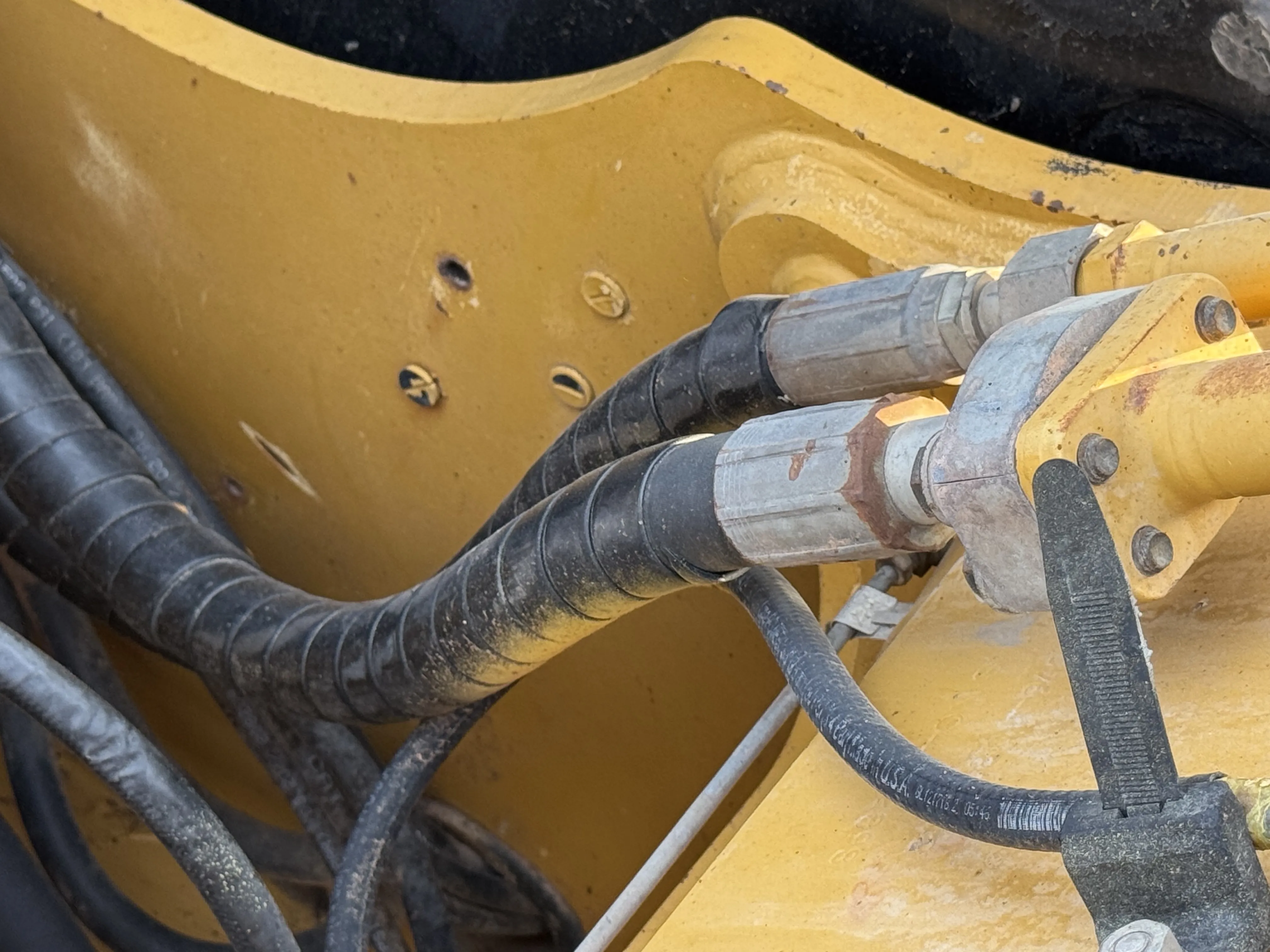 MDX-001-Cat-323D3-medium-excavator-inspection-hydraulics-hydraulic-hoses-and-lines-1