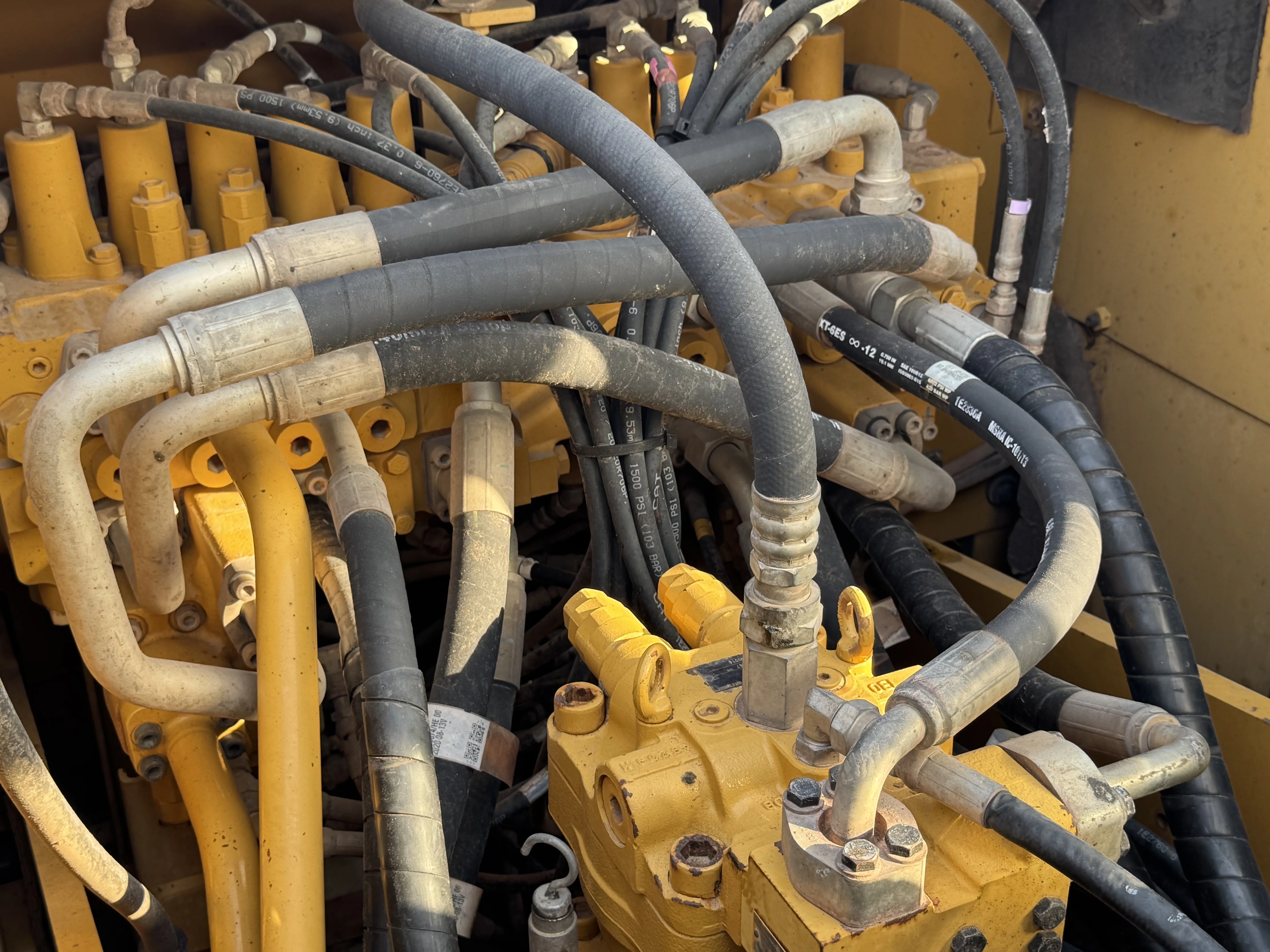 MDX-001-Cat-323D3-medium-excavator-inspection-hydraulics-hydraulic-hoses-and-lines-2