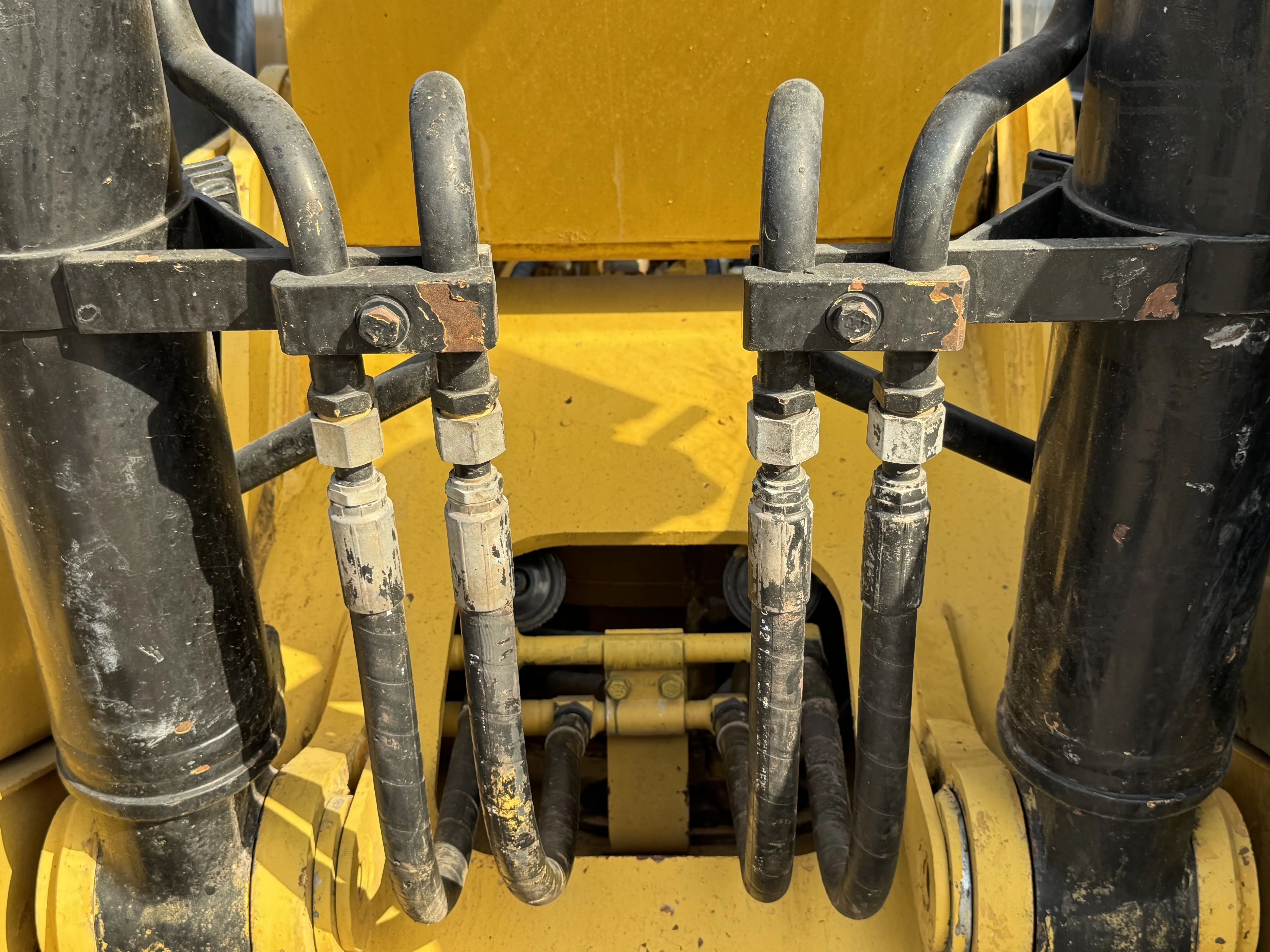 MDX-001-Cat-323D3-medium-excavator-inspection-hydraulics-hydraulic-hoses-and-lines-4