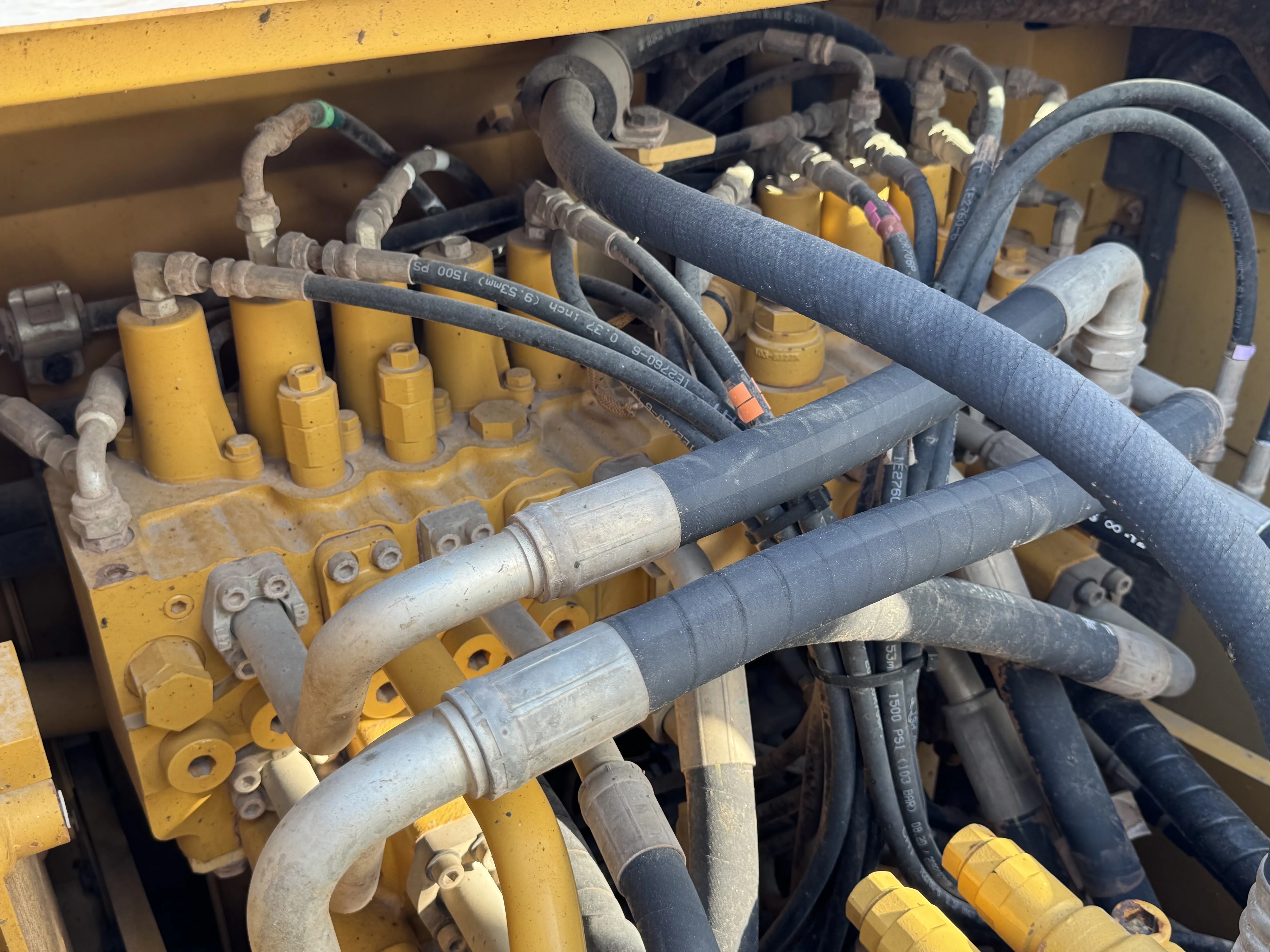 MDX-001-Cat-323D3-medium-excavator-inspection-hydraulics-hydraulic-hoses-and-lines-5