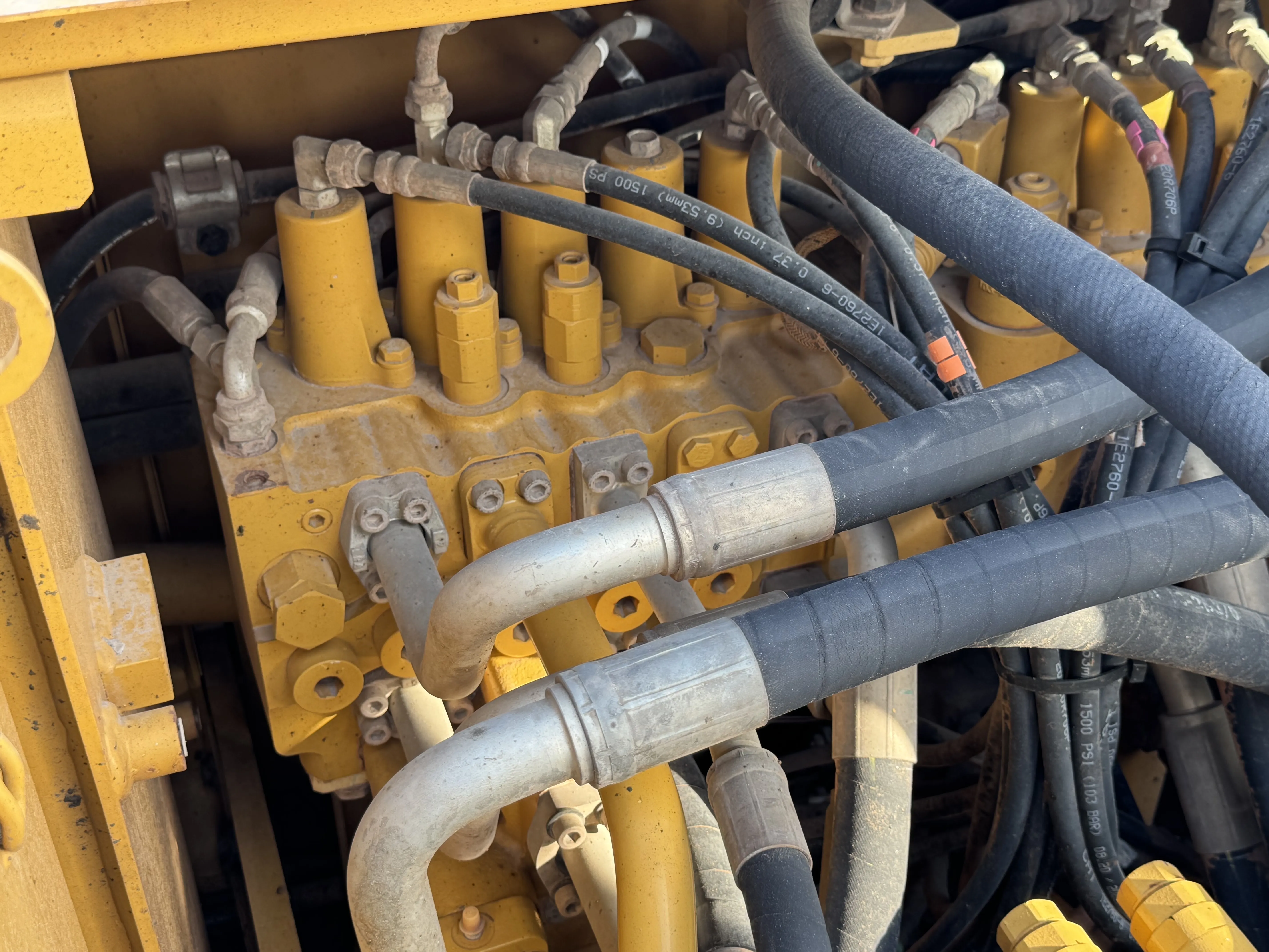 MDX-001-Cat-323D3-medium-excavator-inspection-hydraulics-main-control-valve-MCV-1