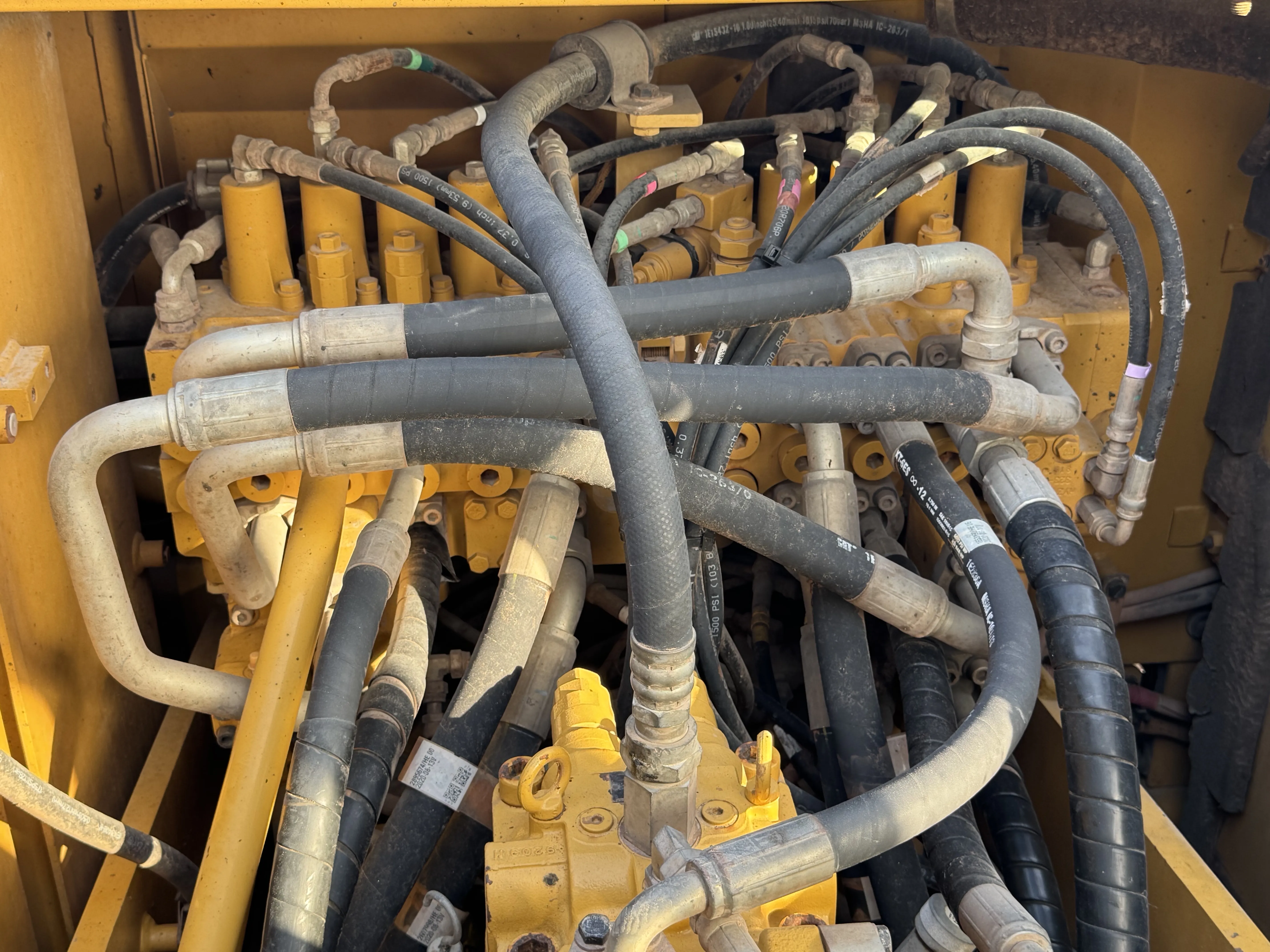 MDX-001-Cat-323D3-medium-excavator-inspection-hydraulics-main-control-valve-MCV-2