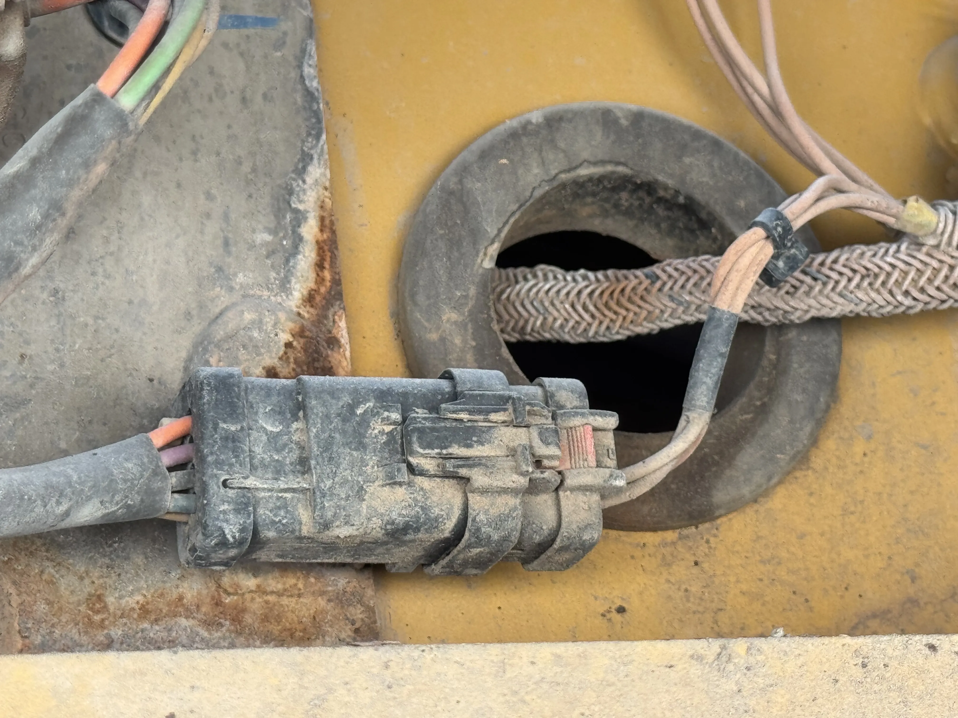 MDX-001-Cat-323D3-medium-excavator-inspection-electronics-main-harness-2