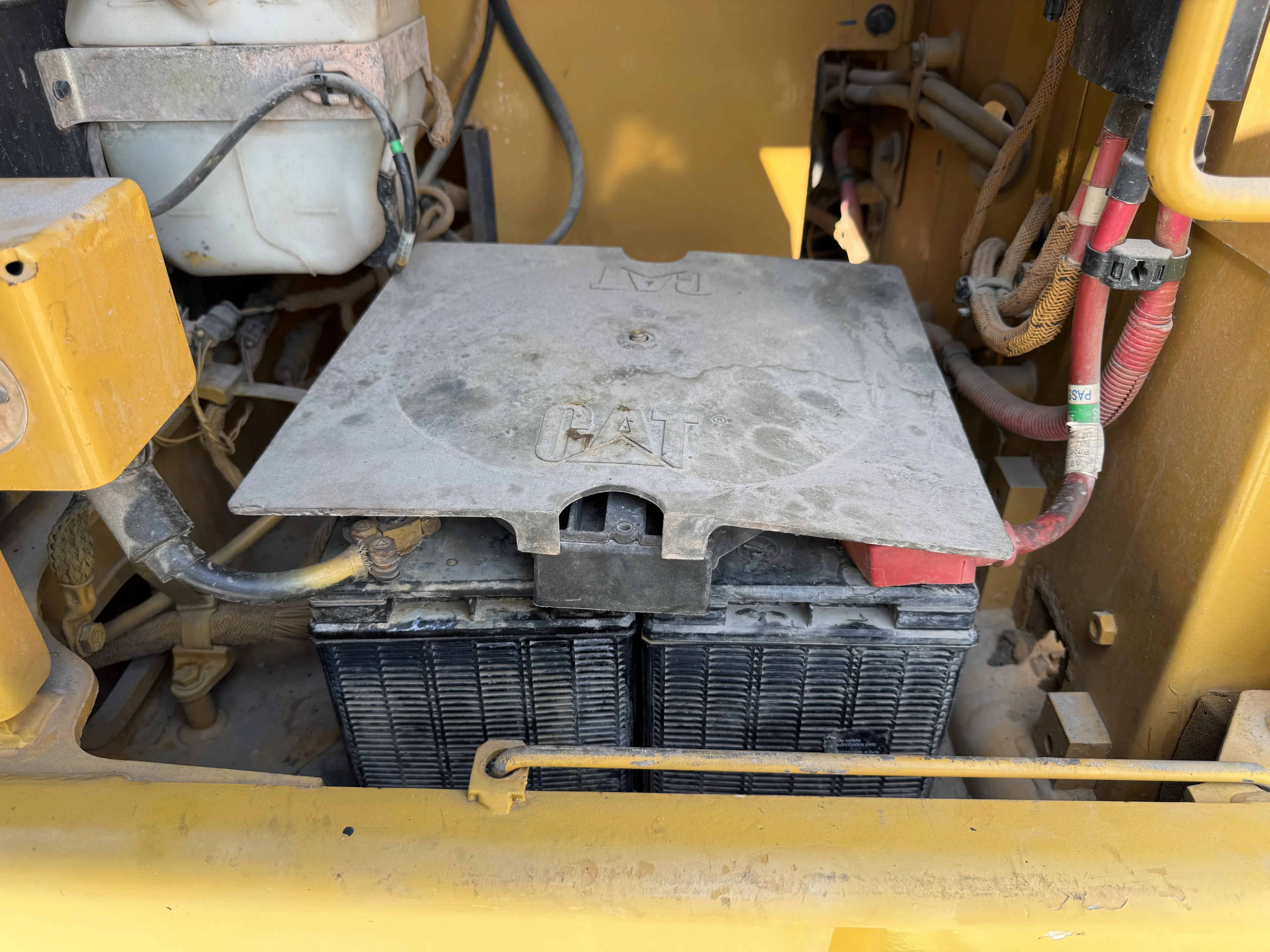 MDX-001-Cat-323D3-medium-excavator-inspection-electronics-battery-3