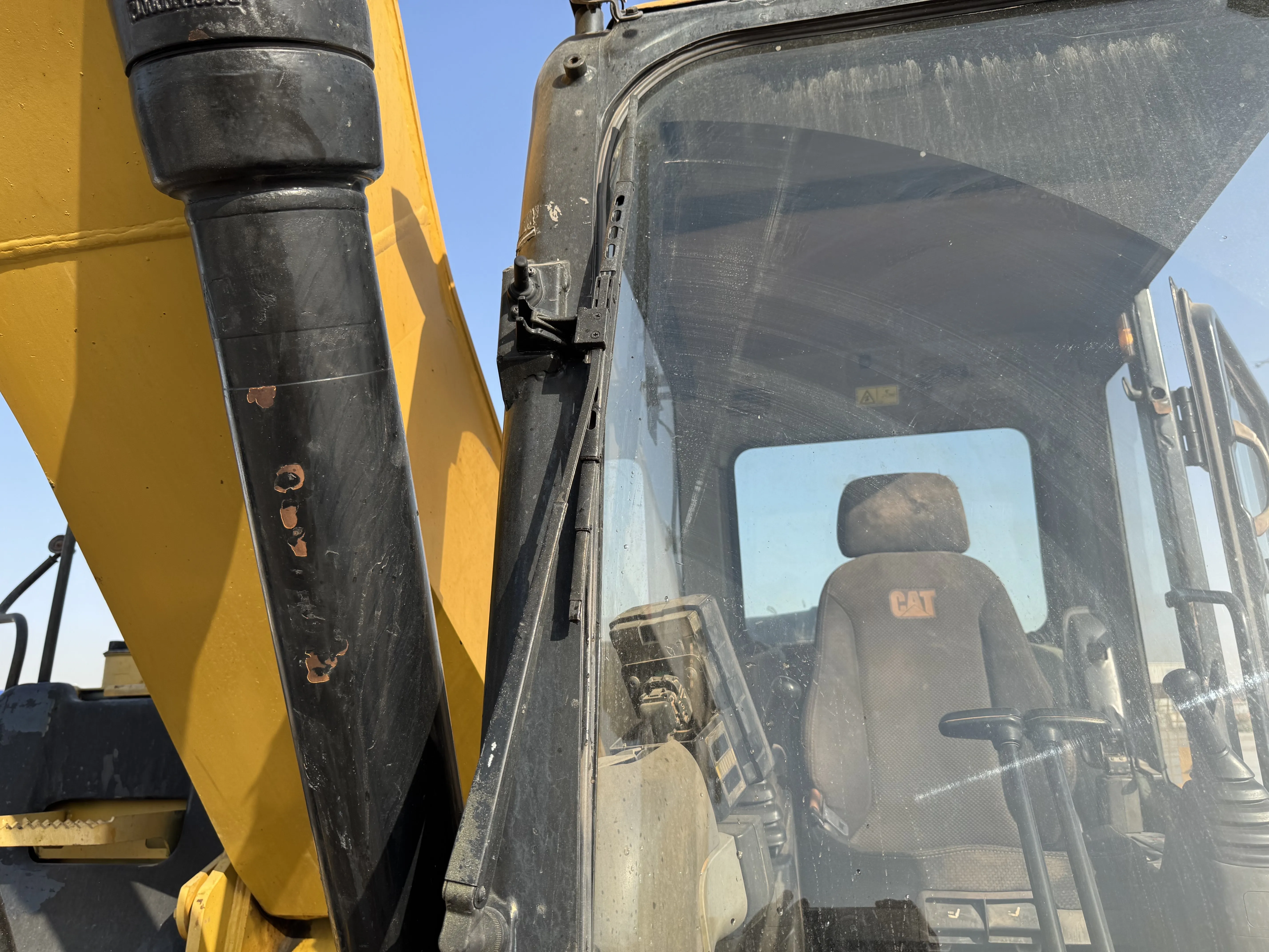 MDX-001-Cat-323D3-medium-excavator-inspection-electronics-wipers-1