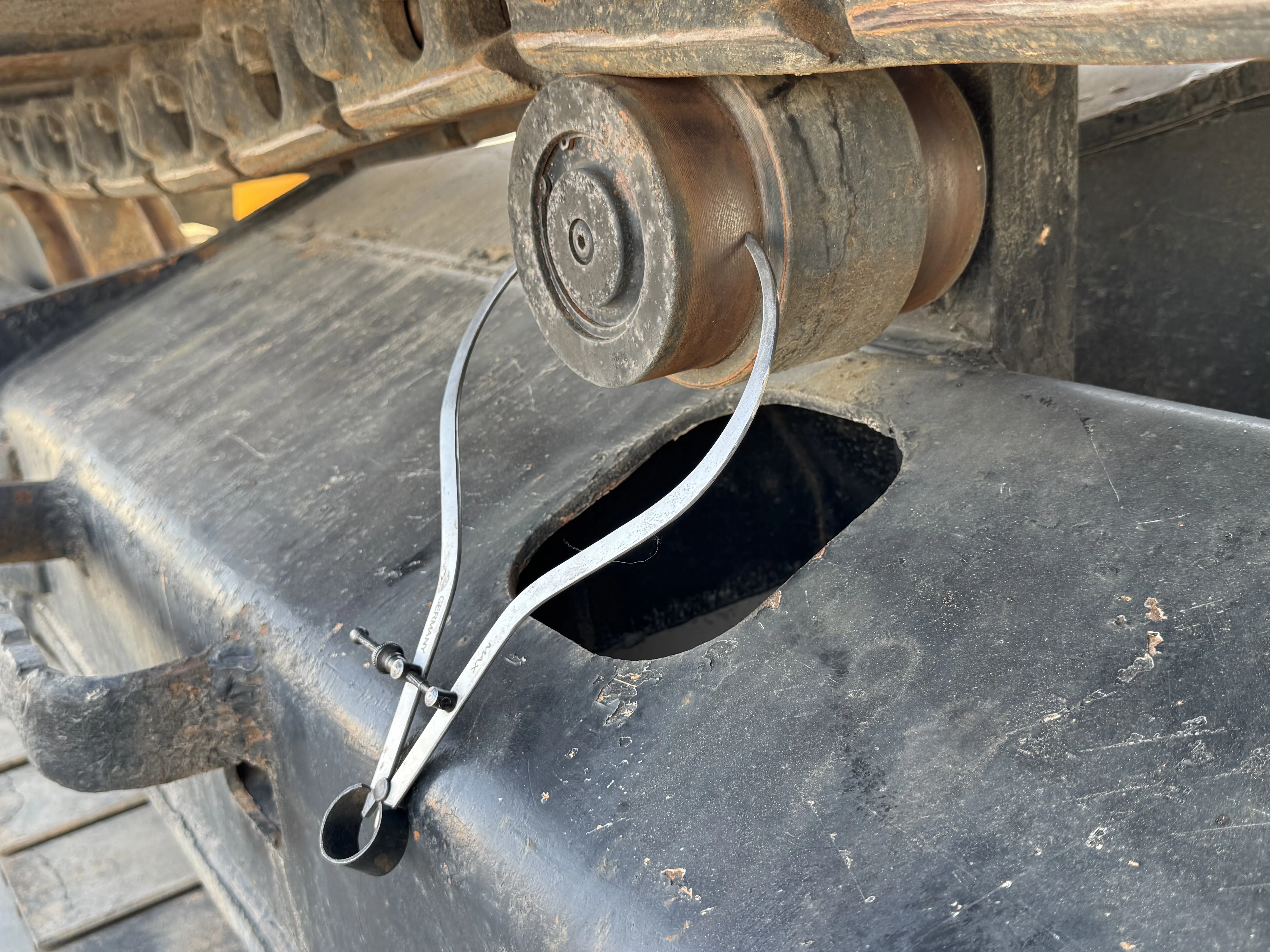 MDX-001-Cat-323D3-medium-excavator-inspection-undercarriage-left-carrier-rollers-3