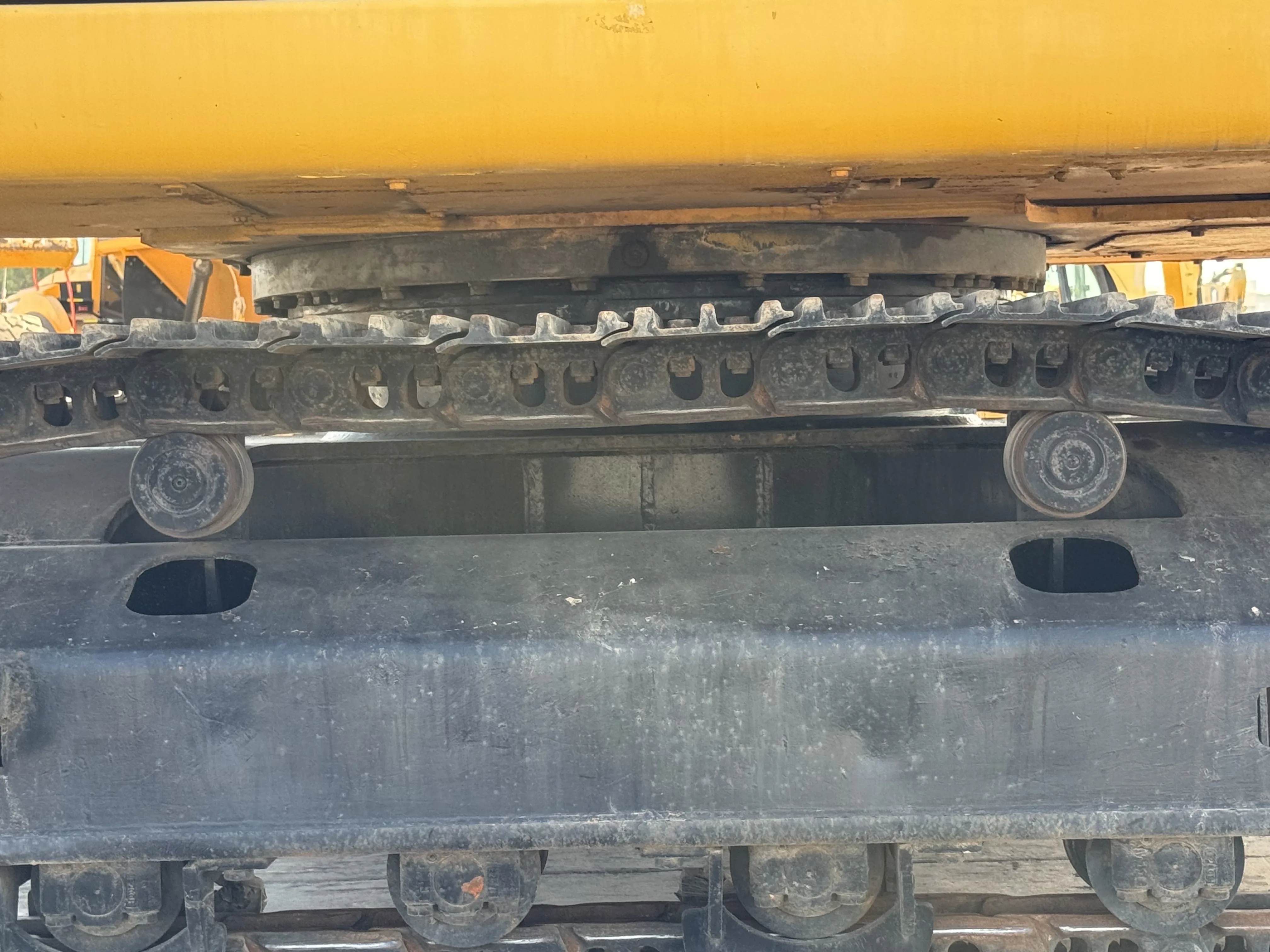 MDX-001-Cat-323D3-medium-excavator-inspection-undercarriage-left-carrier-rollers-4