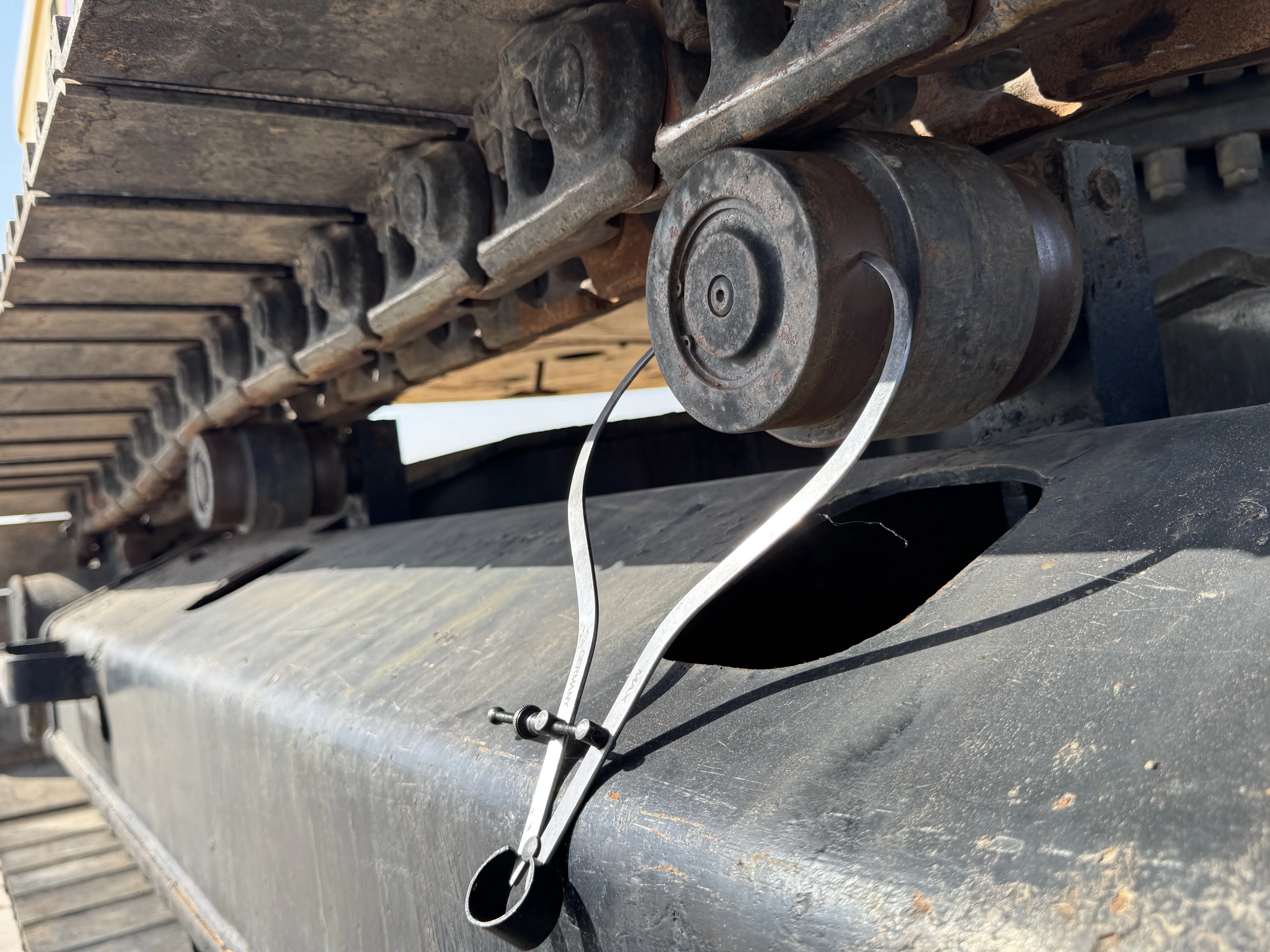 MDX-001-Cat-323D3-medium-excavator-inspection-undercarriage-right-carrier-rollers-3