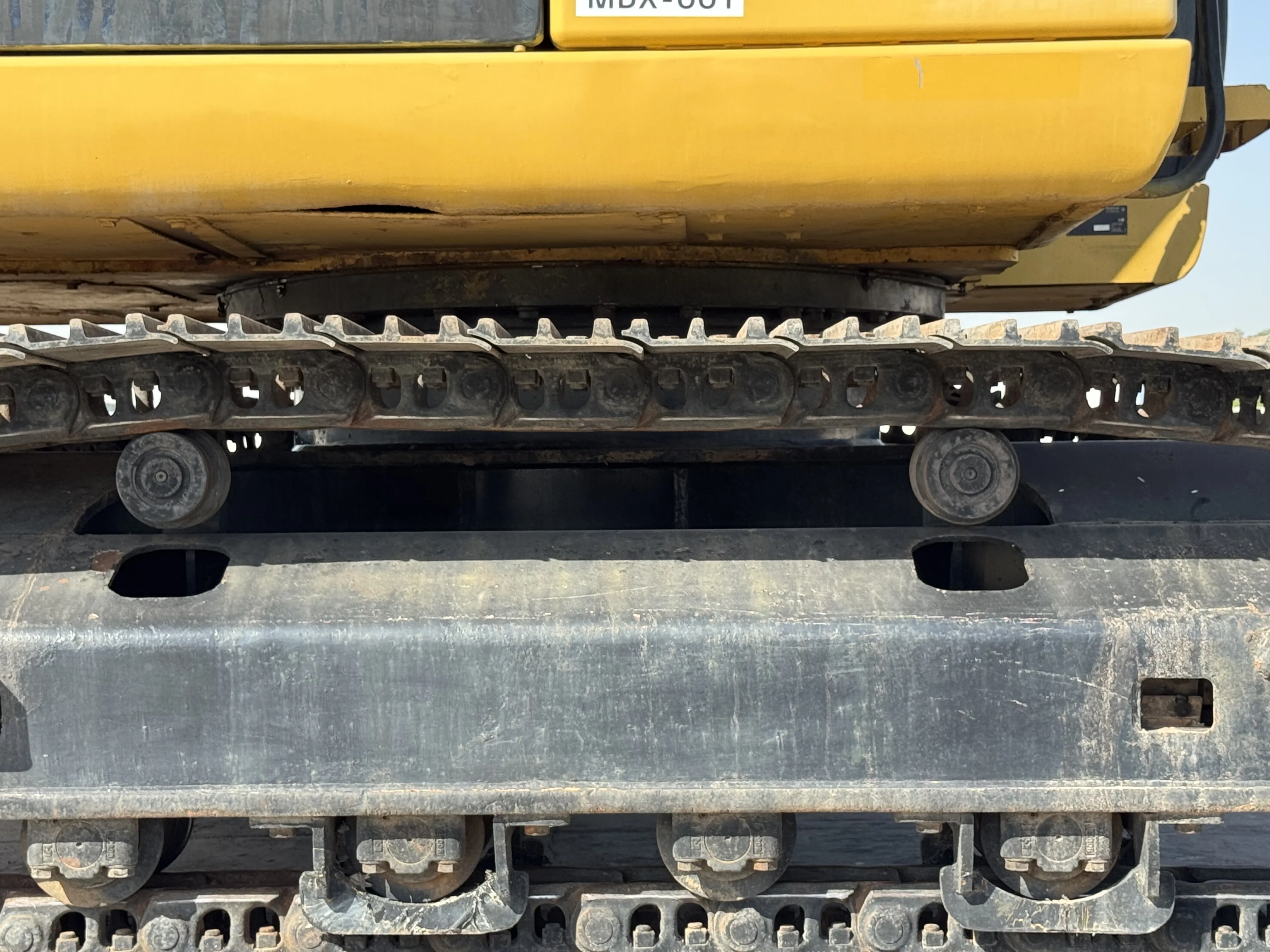 MDX-001-Cat-323D3-medium-excavator-inspection-undercarriage-right-carrier-rollers-4