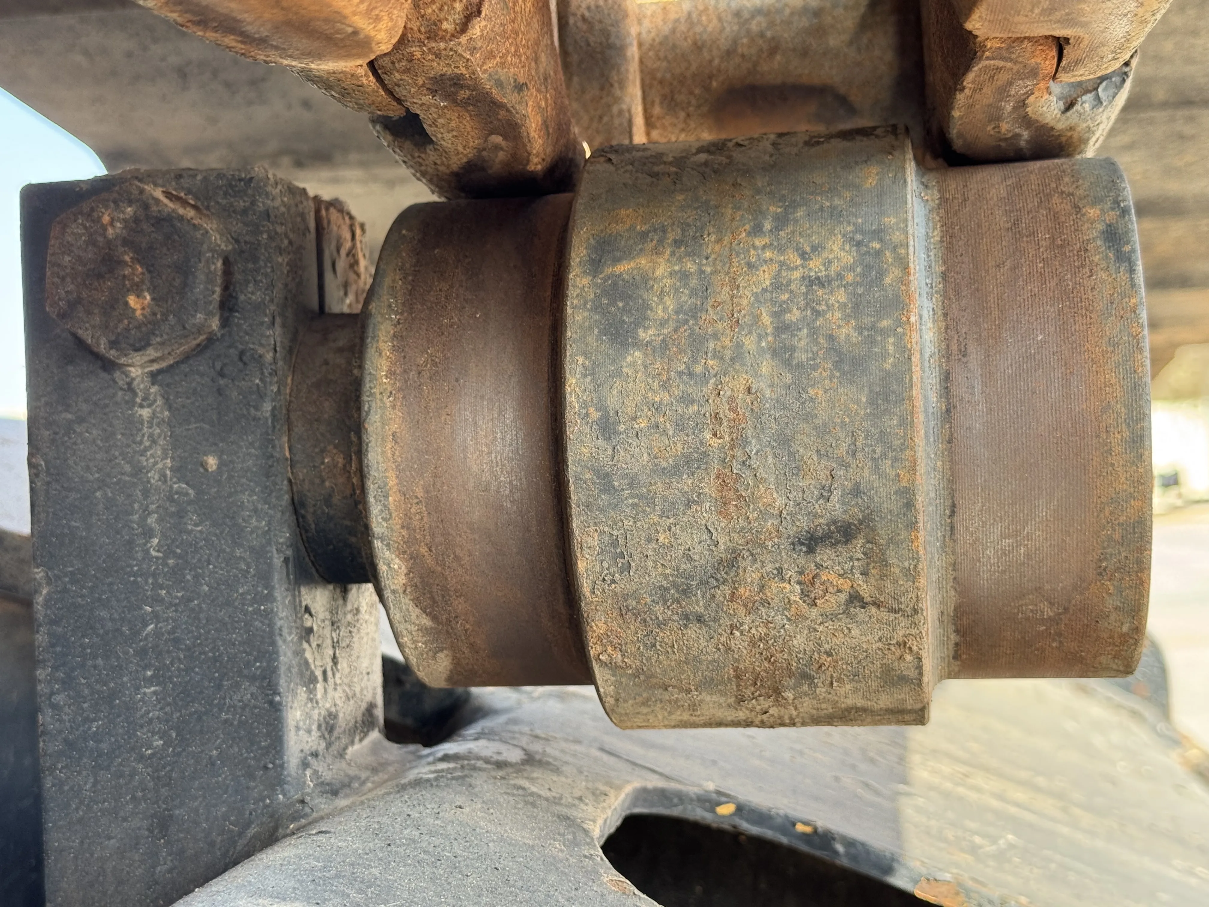 MDX-001-Cat-323D3-medium-excavator-inspection-undercarriage-right-carrier-rollers-5