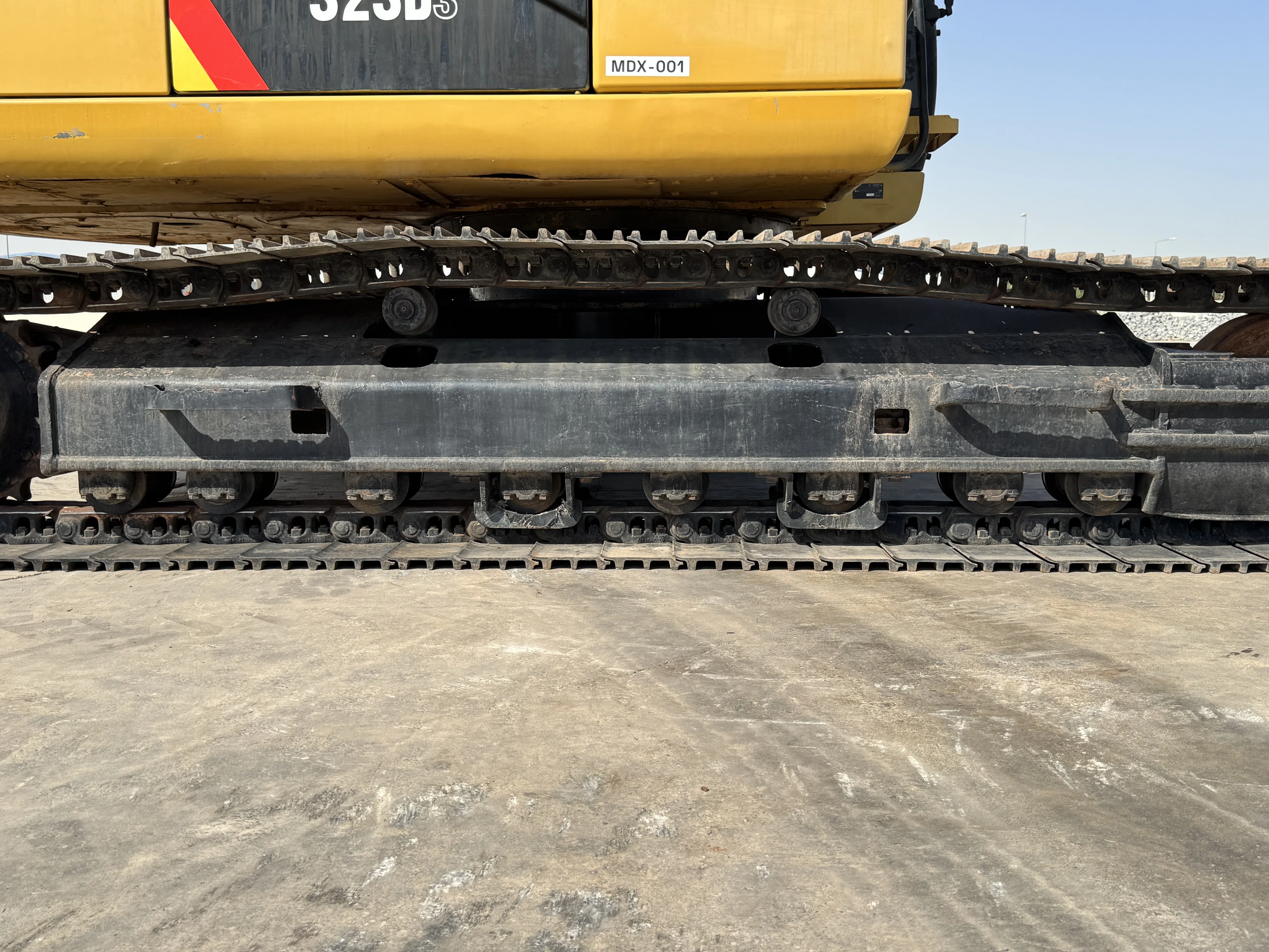 MDX-001-Cat-323D3-medium-excavator-inspection-undercarriage-right-track-rollers-1