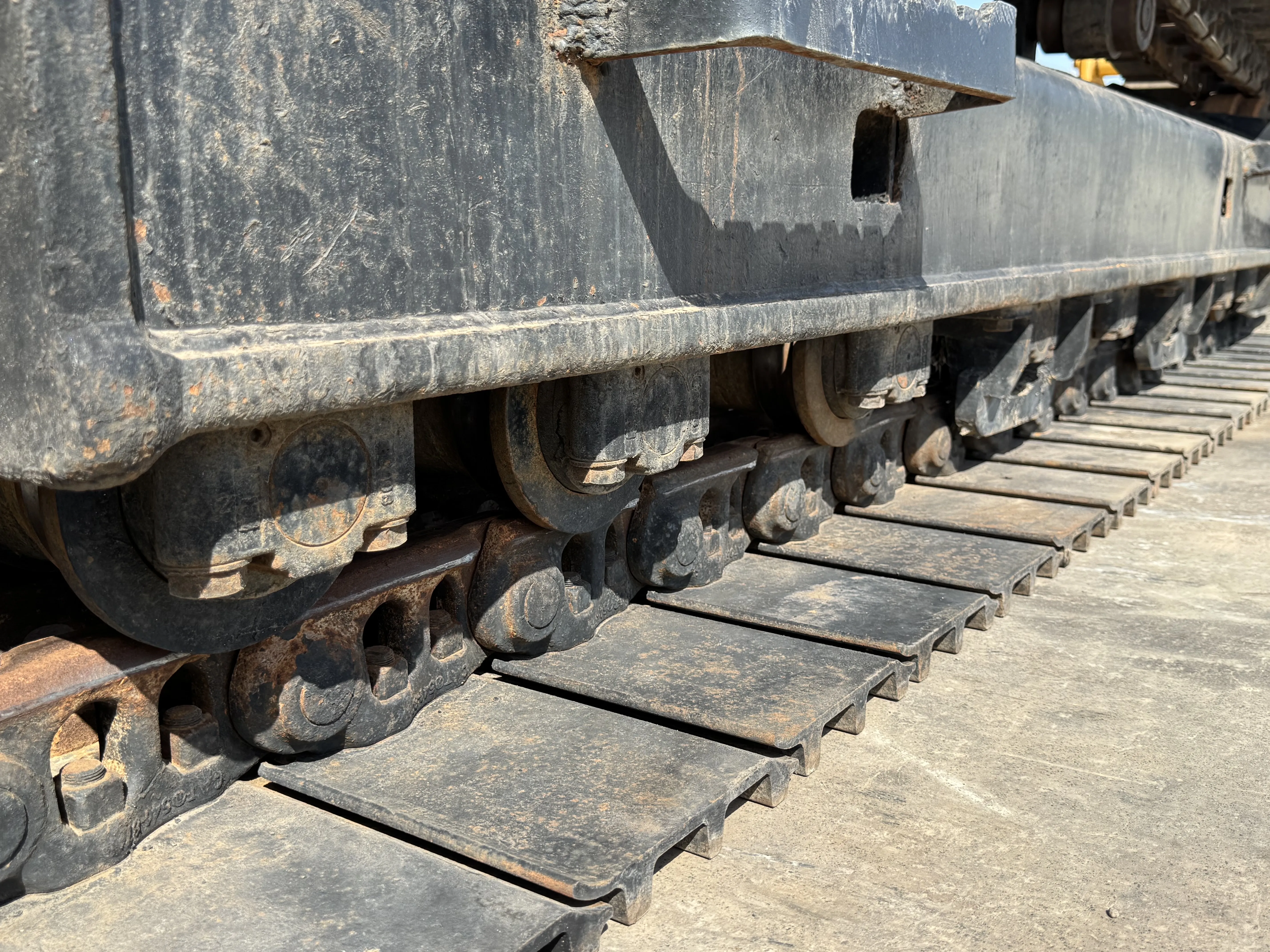 MDX-001-Cat-323D3-medium-excavator-inspection-undercarriage-right-track-rollers-2