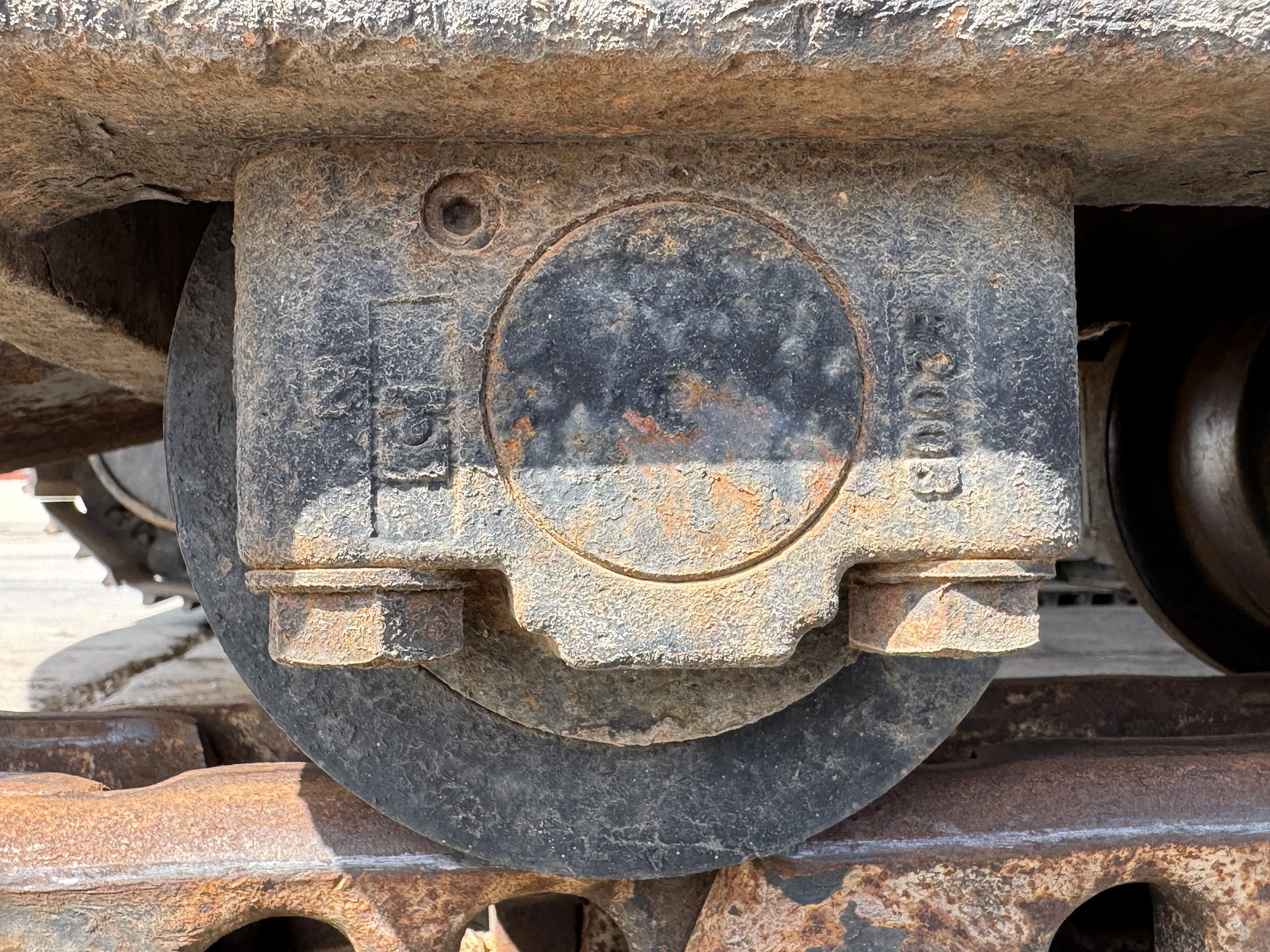 MDX-001-Cat-323D3-medium-excavator-inspection-undercarriage-right-track-rollers-4
