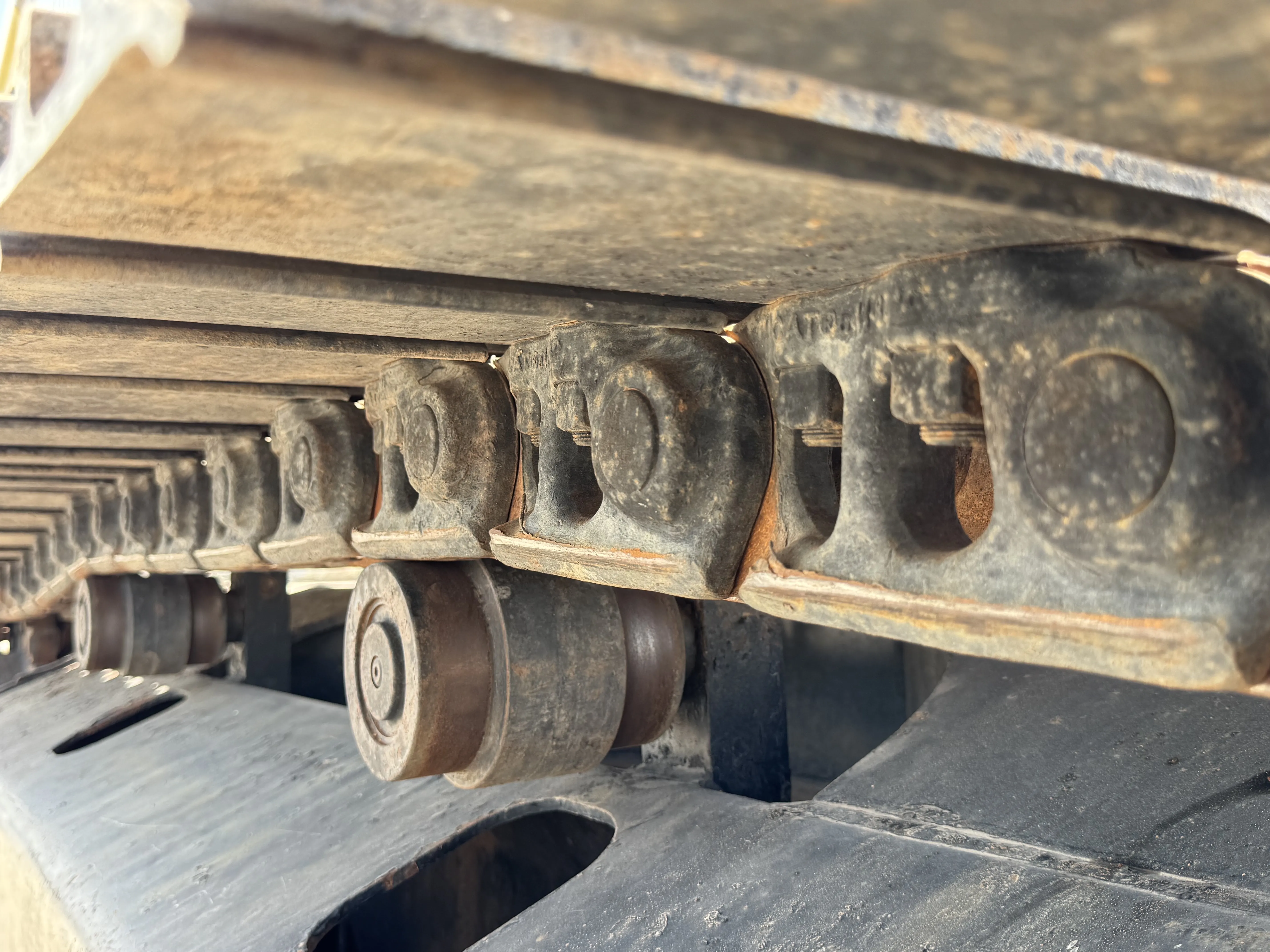 MDX-001-Cat-323D3-medium-excavator-inspection-undercarriage-right-track-chain-3