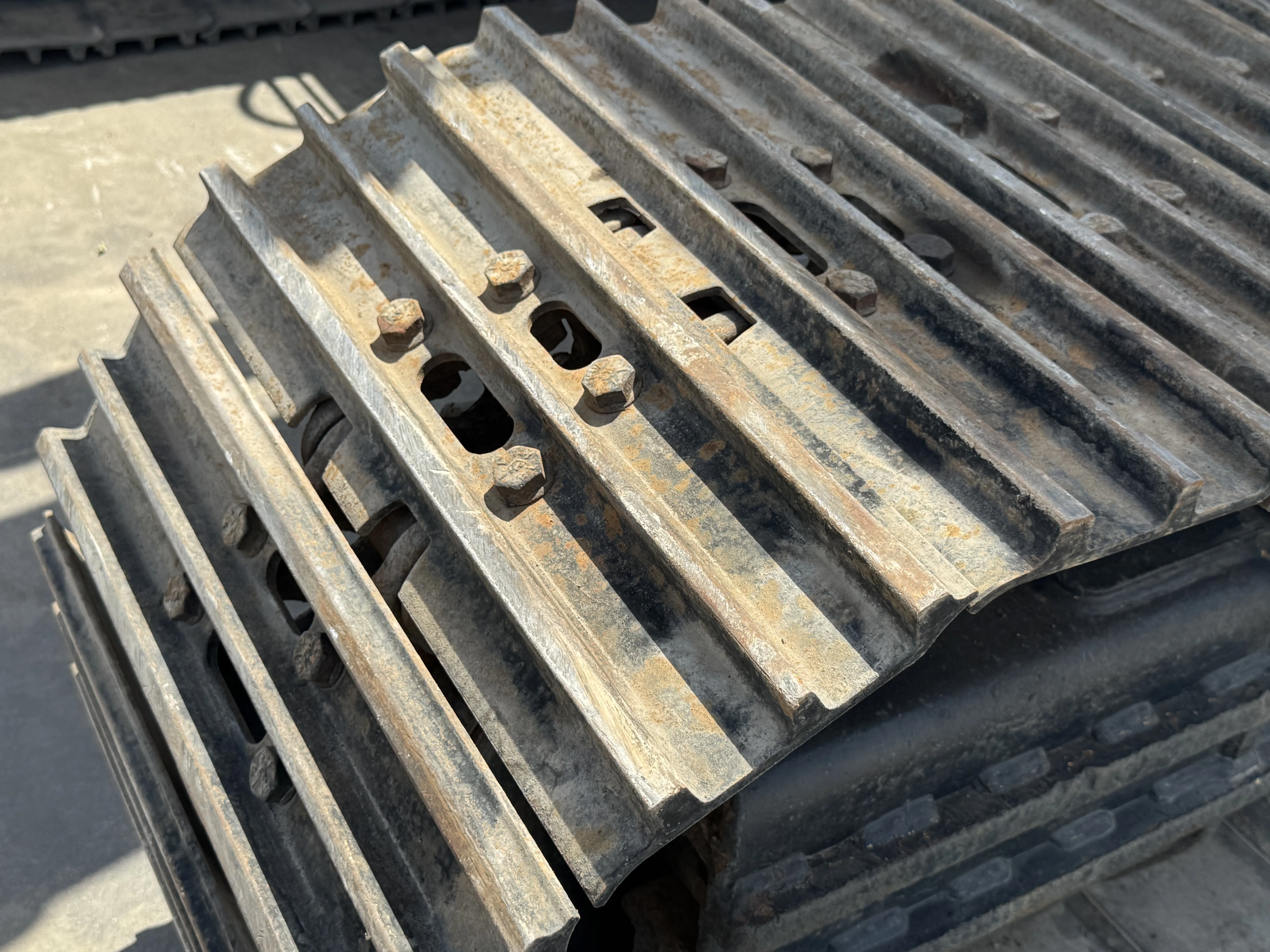 MDX-001-Cat-323D3-medium-excavator-inspection-undercarriage-left-track-shoes-1
