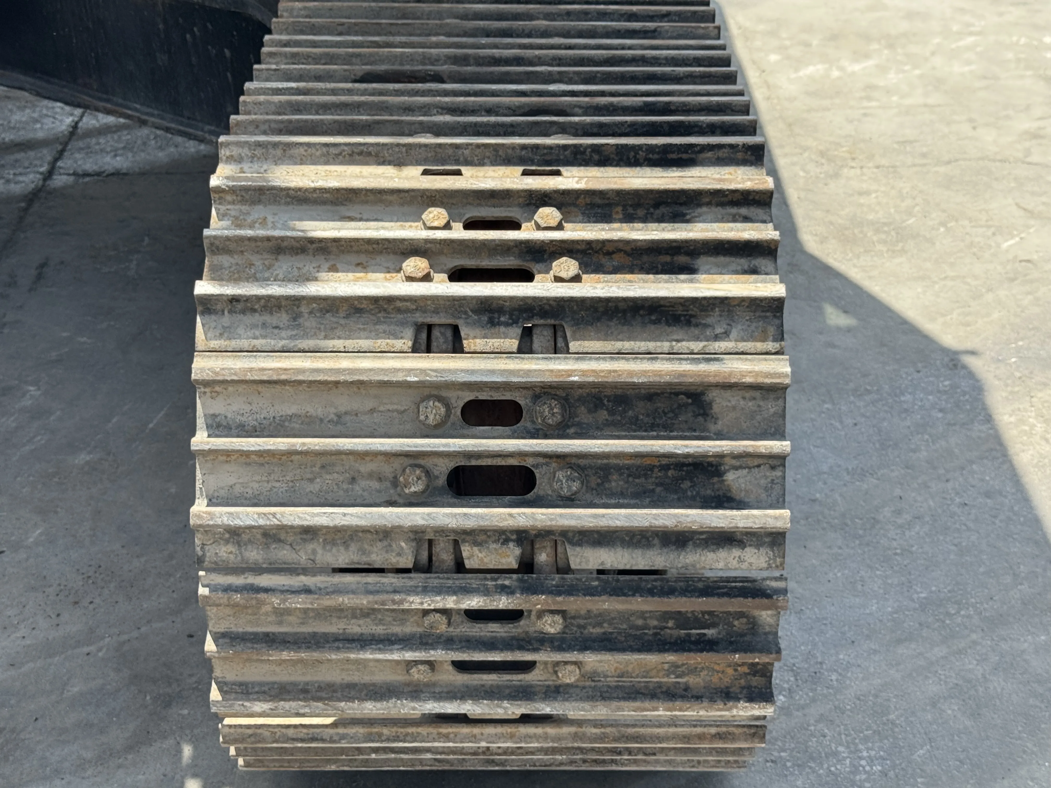 MDX-001-Cat-323D3-medium-excavator-inspection-undercarriage-left-track-shoes-2