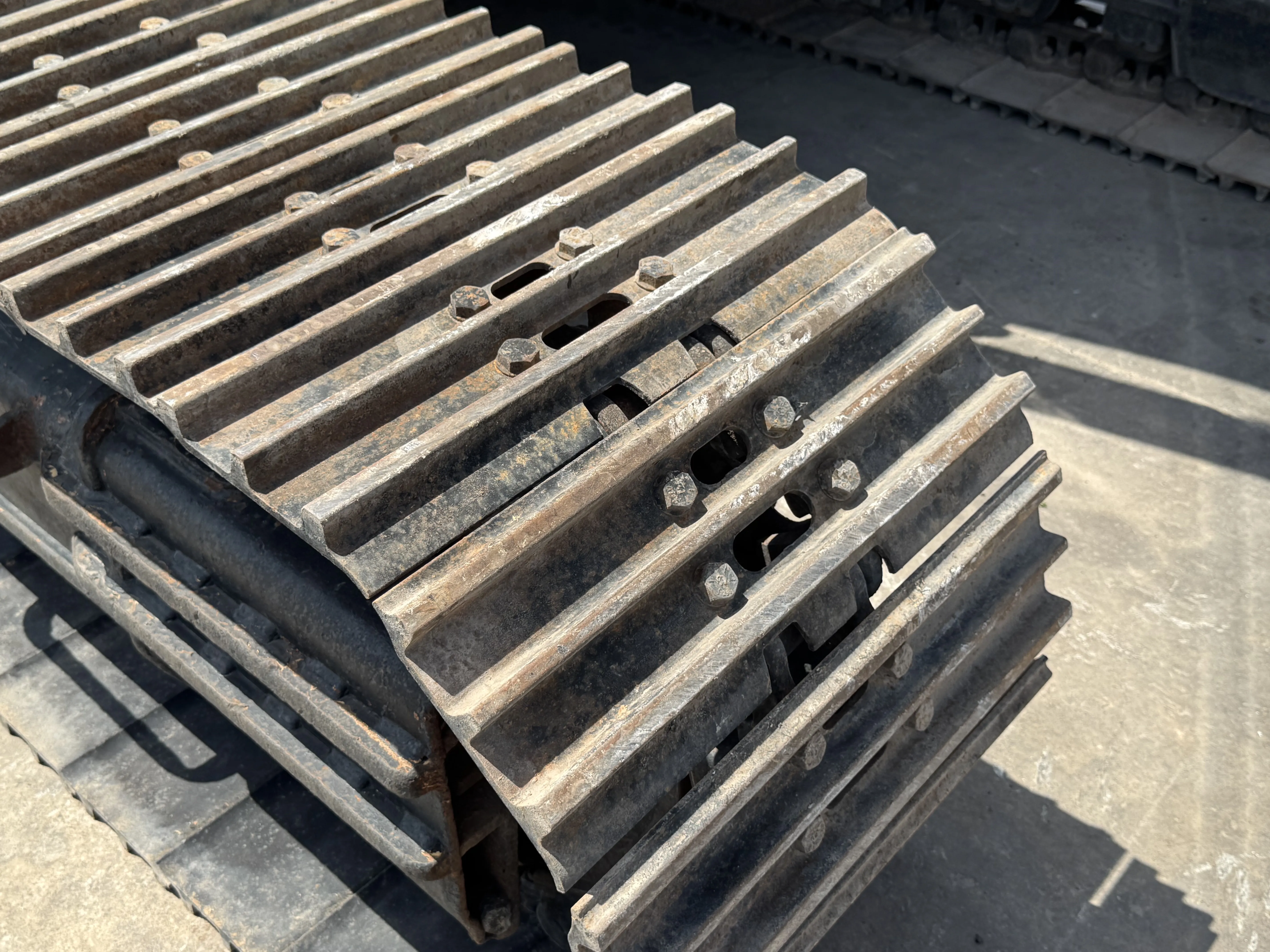 MDX-001-Cat-323D3-medium-excavator-inspection-undercarriage-right-track-shoes-1