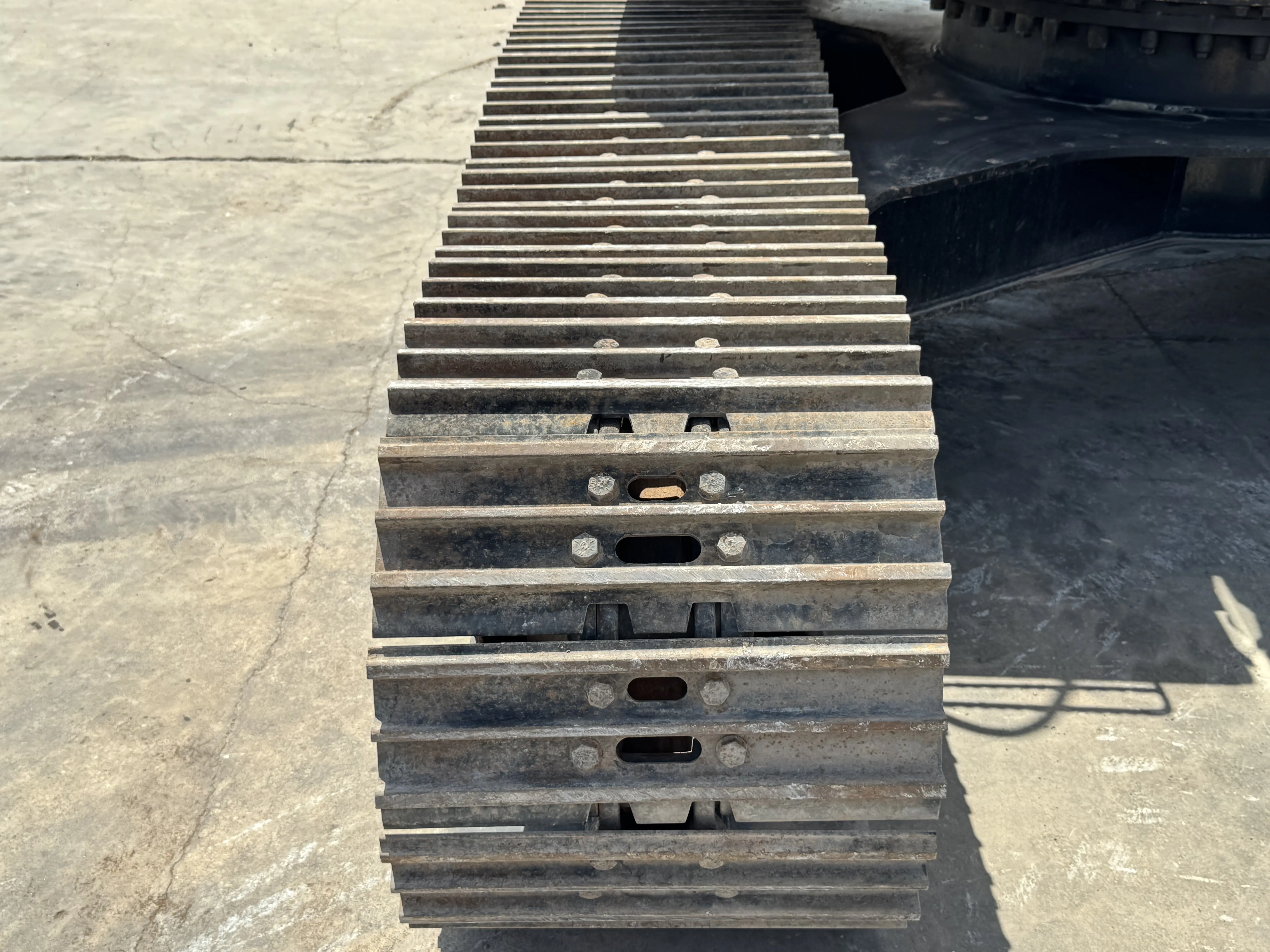 MDX-001-Cat-323D3-medium-excavator-inspection-undercarriage-right-track-shoes-2