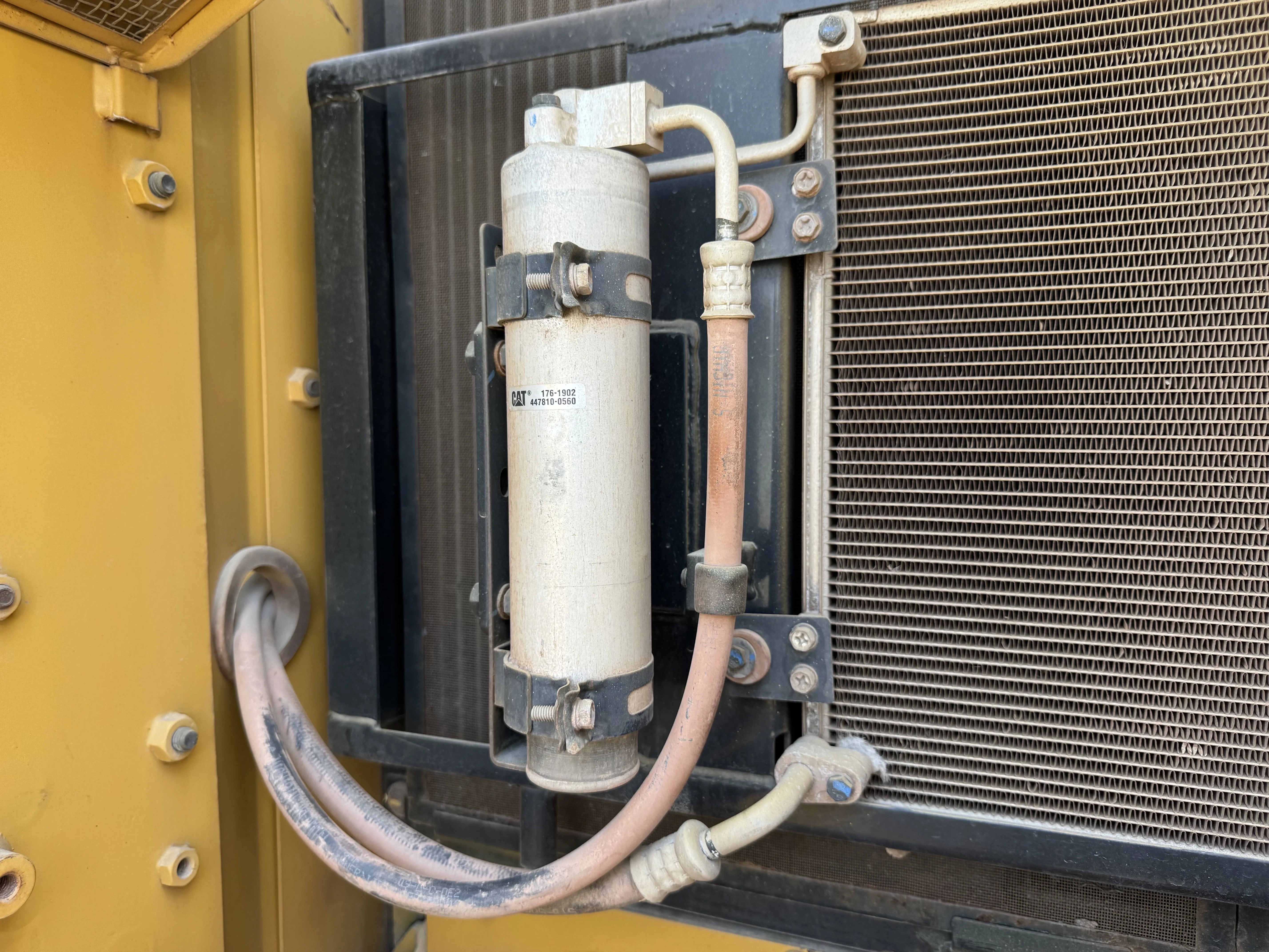 MDX-001-Cat-323D3-medium-excavator-inspection -air-conditioning-refrigerant-lines-2