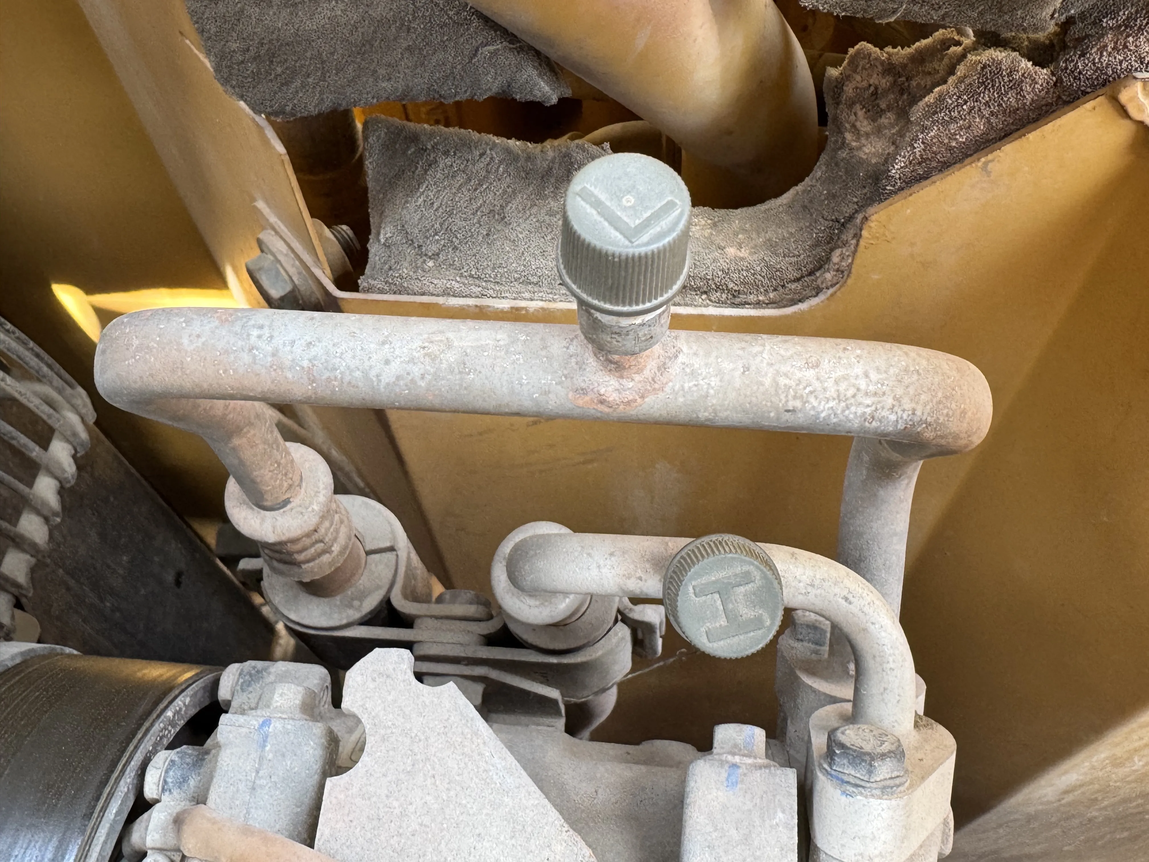 MDX-001-Cat-323D3-medium-excavator-inspection -air-conditioning-refrigerant-lines-3