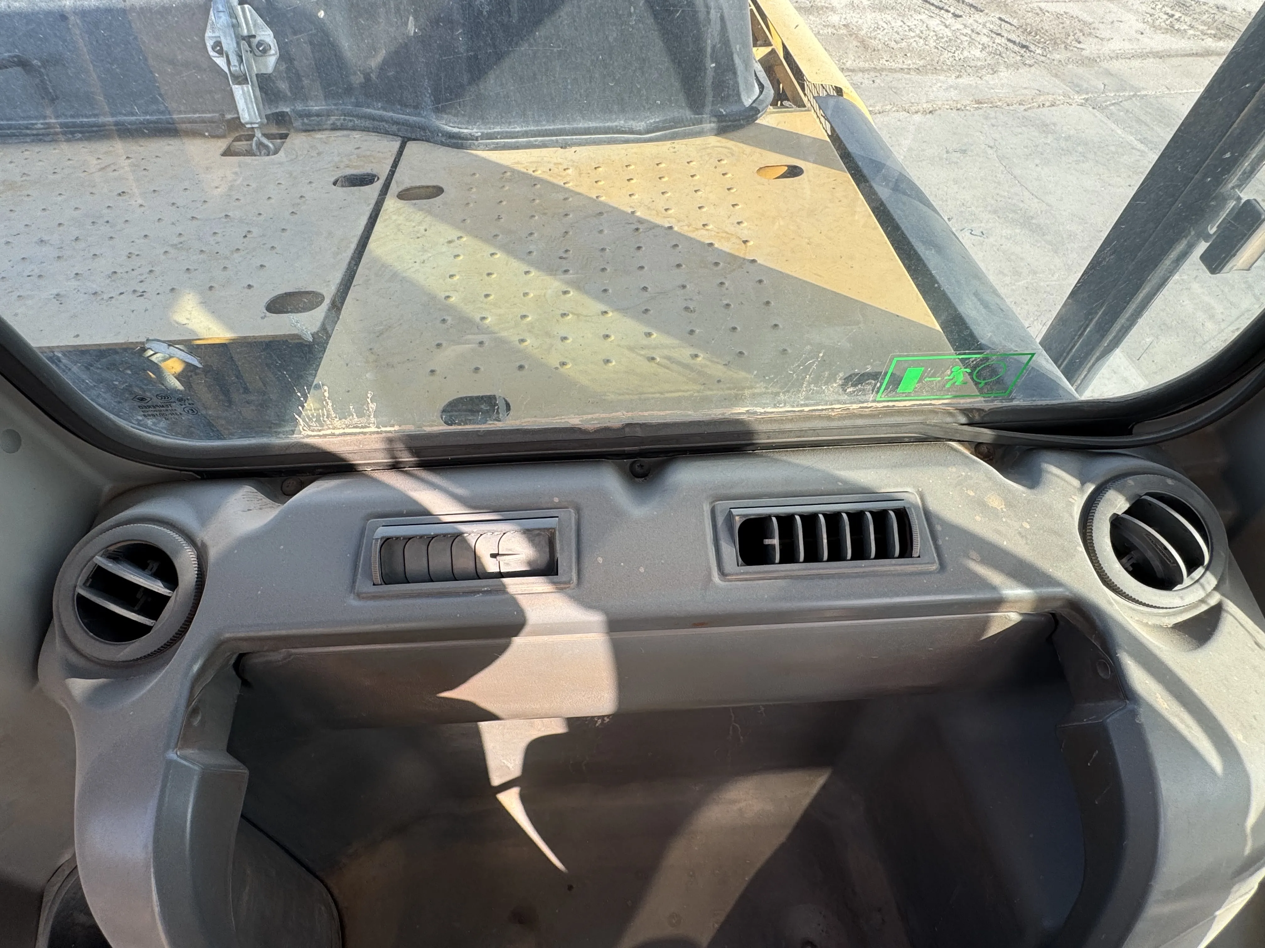 MDX-001-Cat-323D3-medium-excavator-inspection-air-conditioning-vents-and-air-flow-1