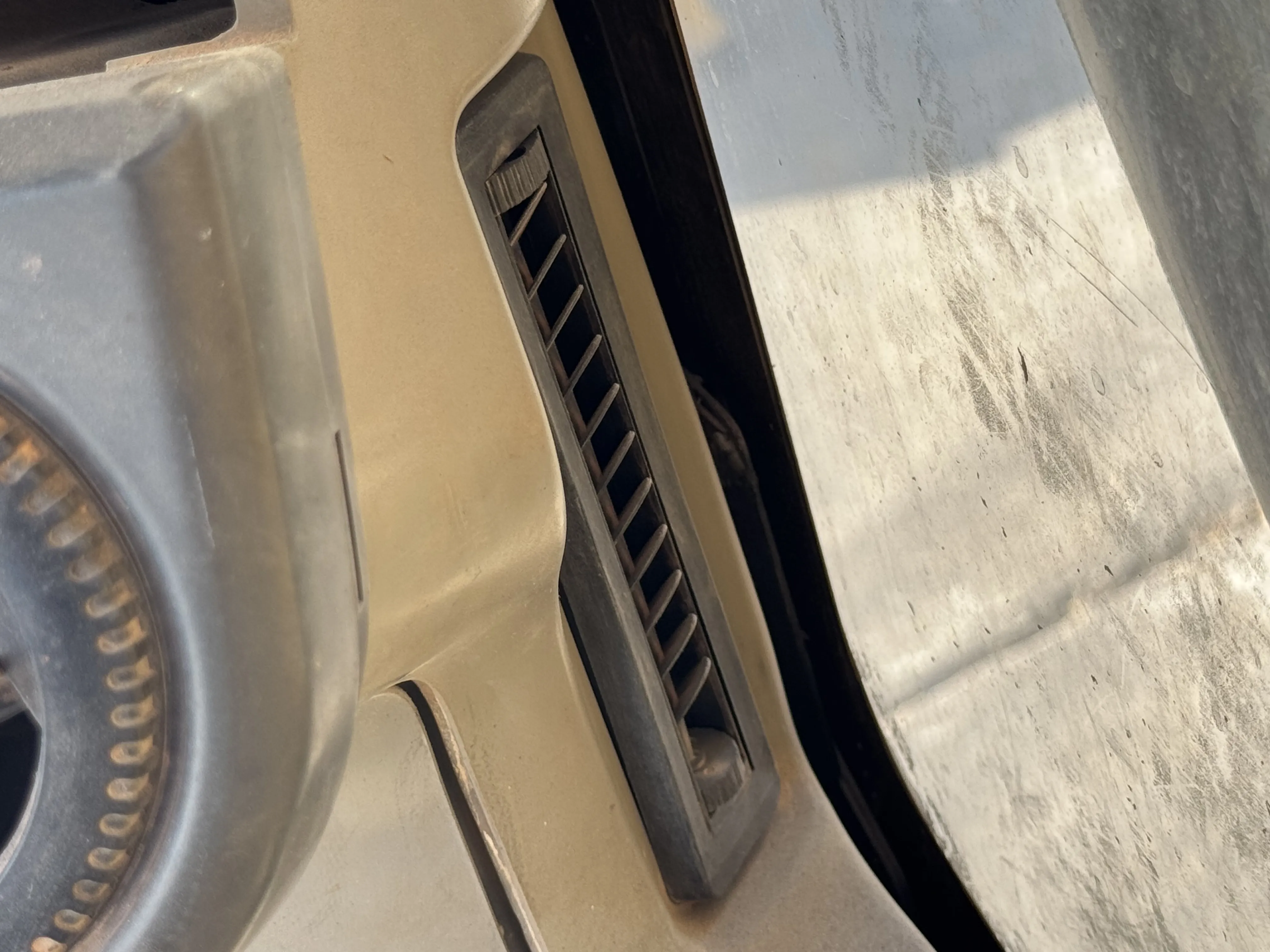 MDX-001-Cat-323D3-medium-excavator-inspection-air-conditioning-vents-and-air-flow-3
